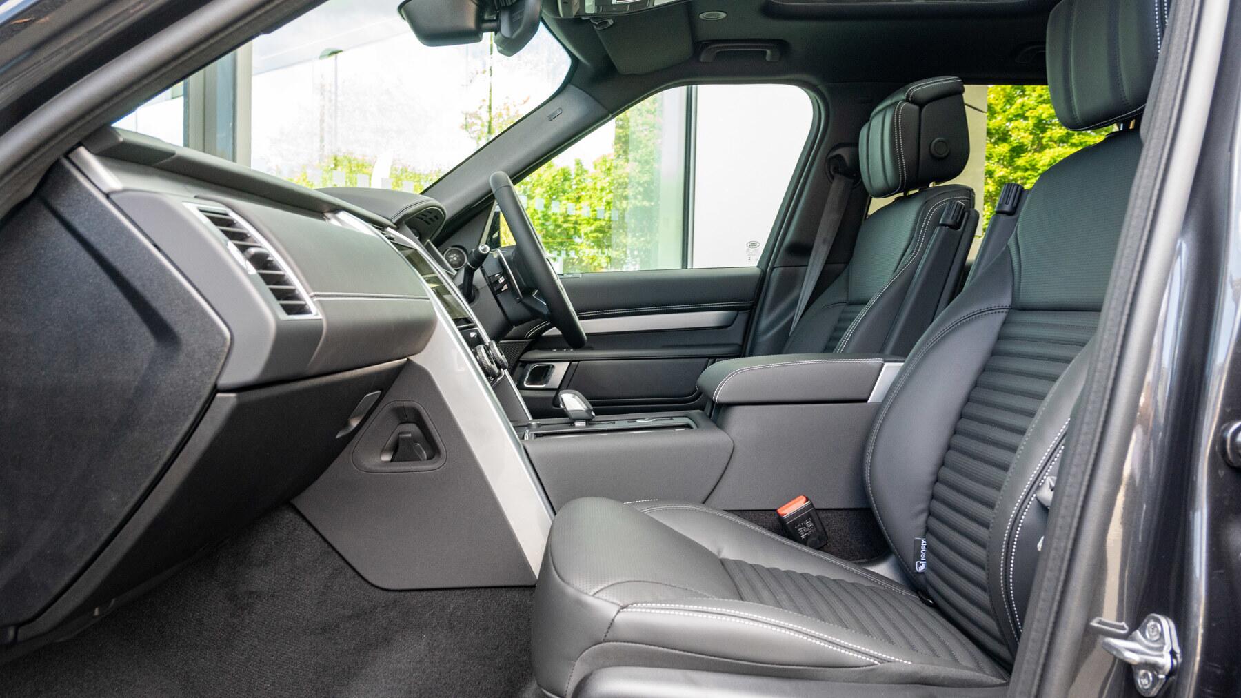 Land Rover Discovery view 3