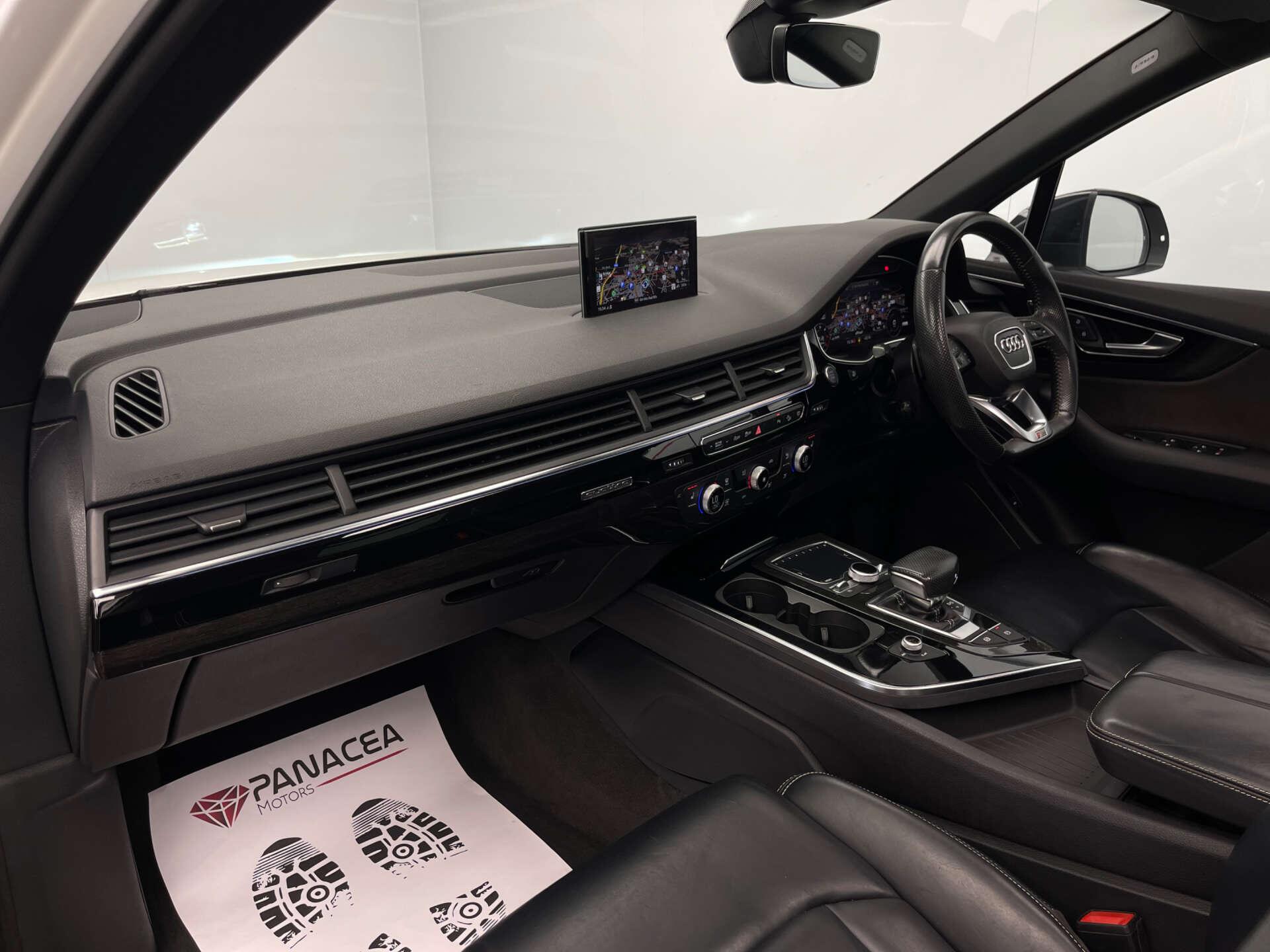 Audi Q7 view 9