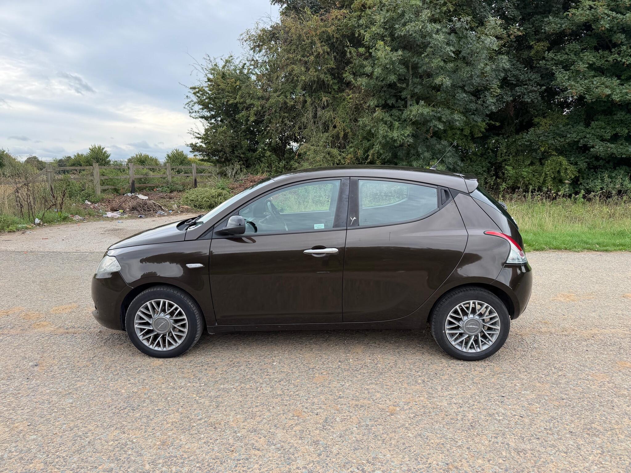 Chrysler Ypsilon view 2