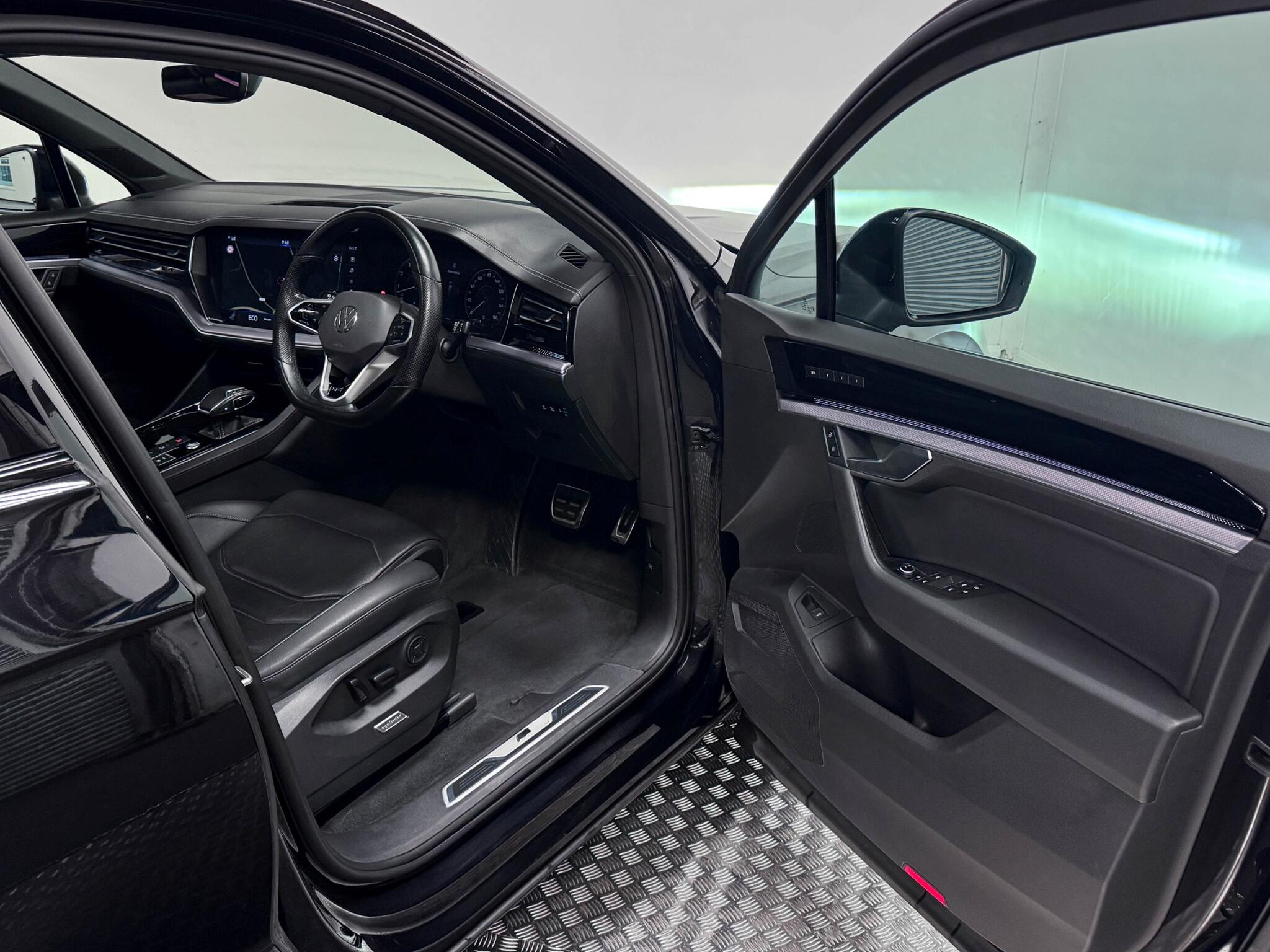 Volkswagen Touareg view 21