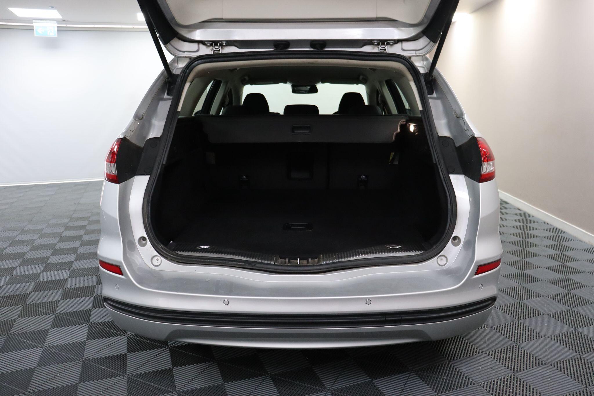 Ford Mondeo view 14