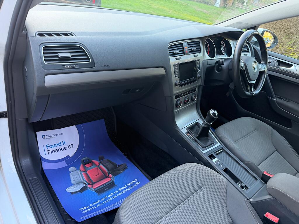 Volkswagen Golf view 3