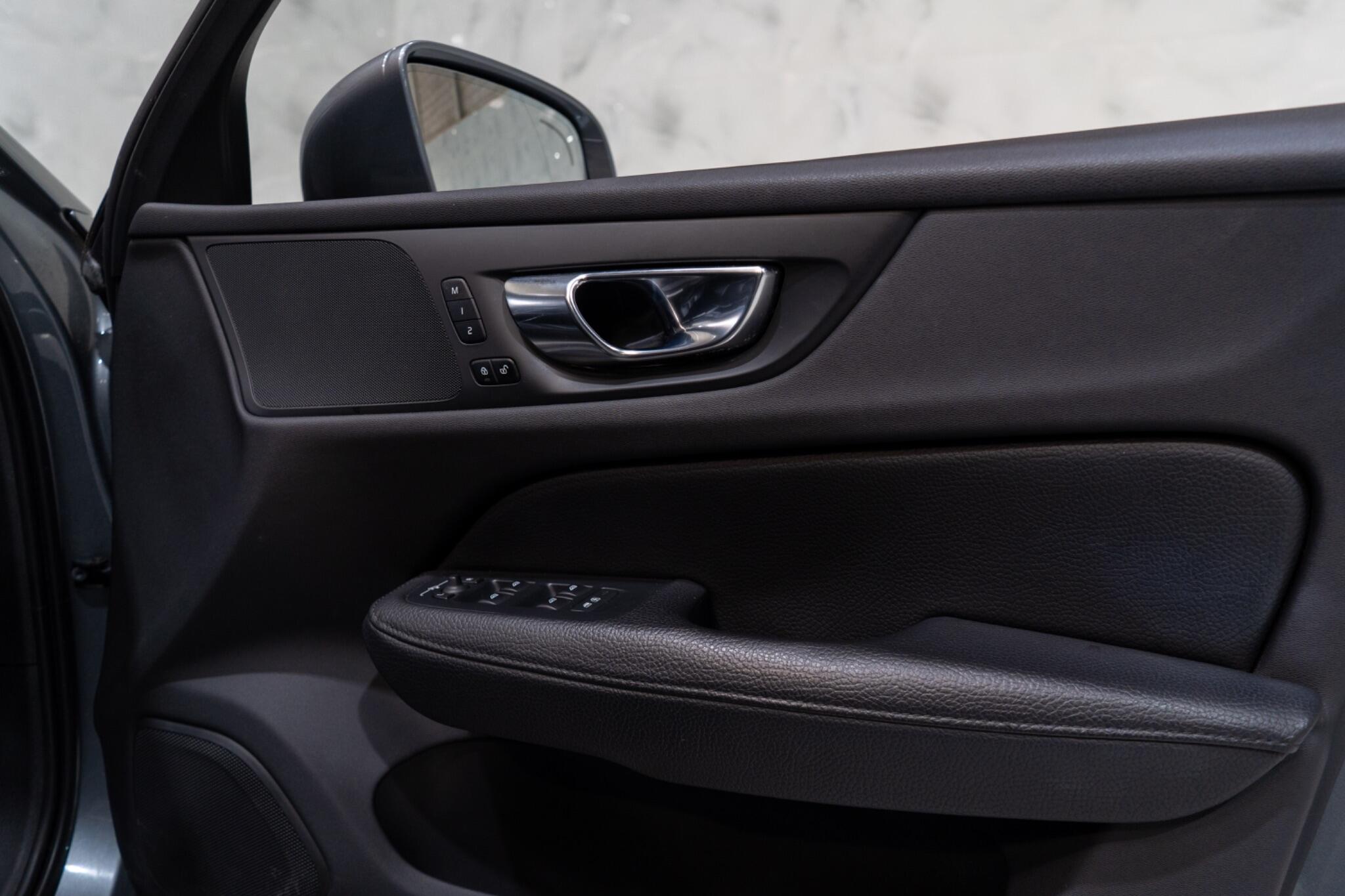 Volvo V60 Cross Country view 31