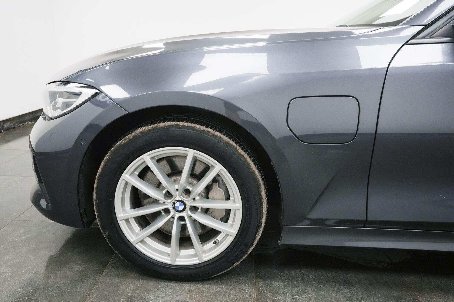 BMW 3 Series view 5