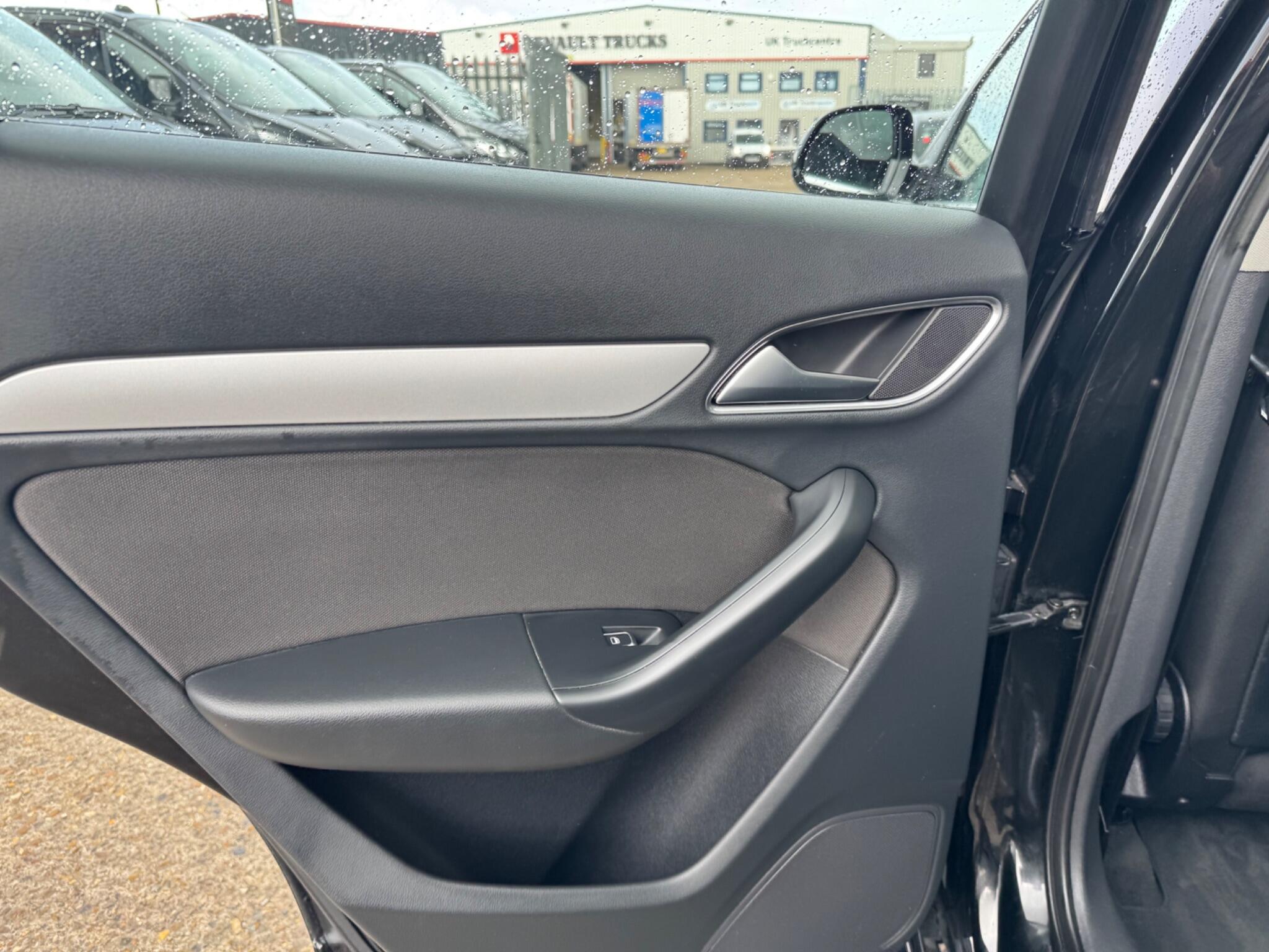 Audi Q3 view 42