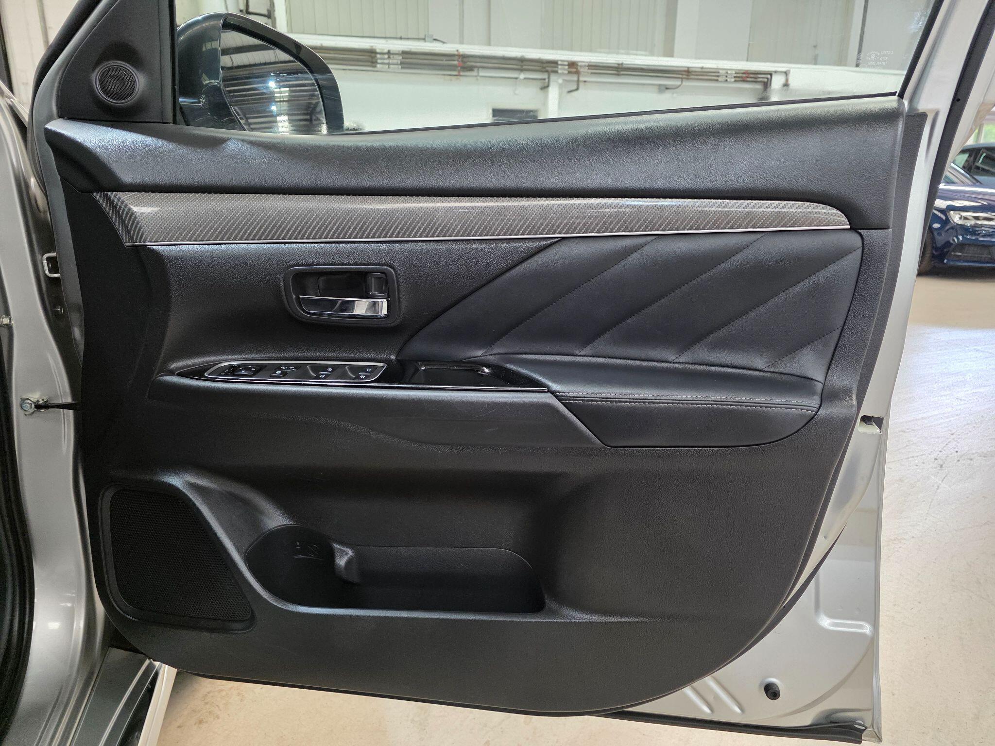 Mitsubishi Outlander view 12