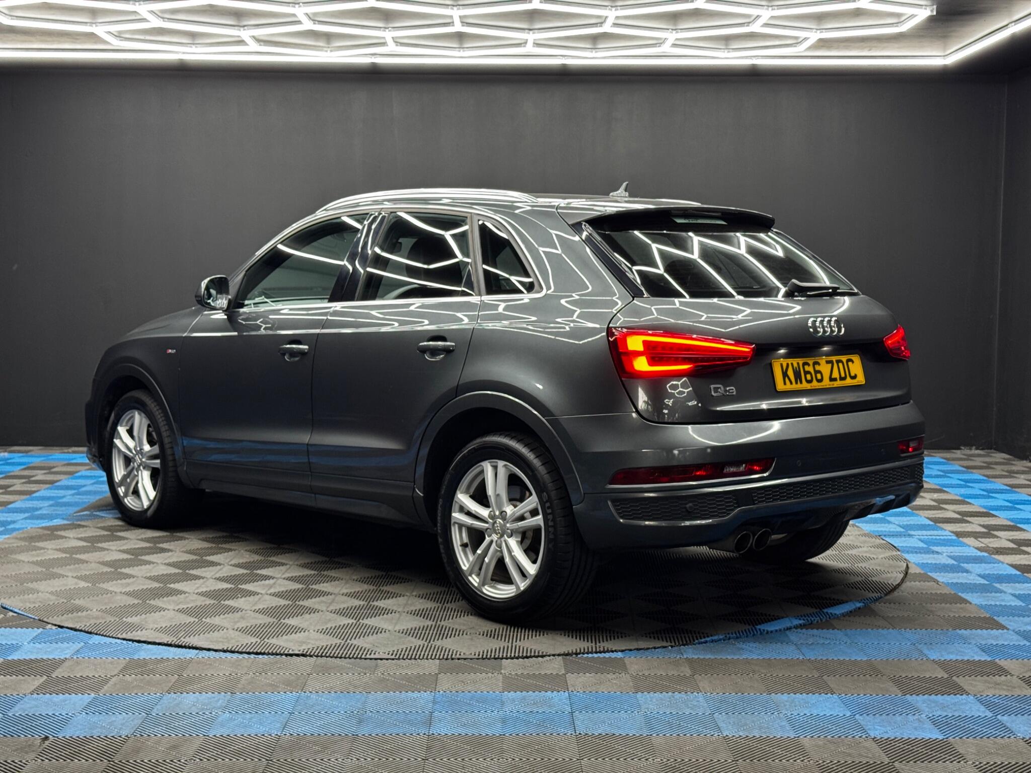 Audi Q3 view 7