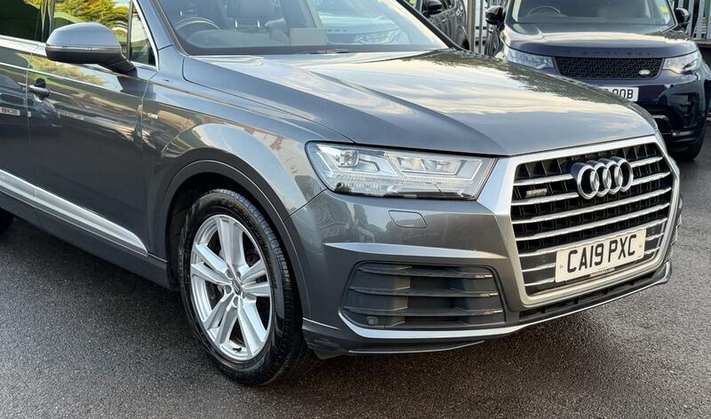 Audi Q7 view 14