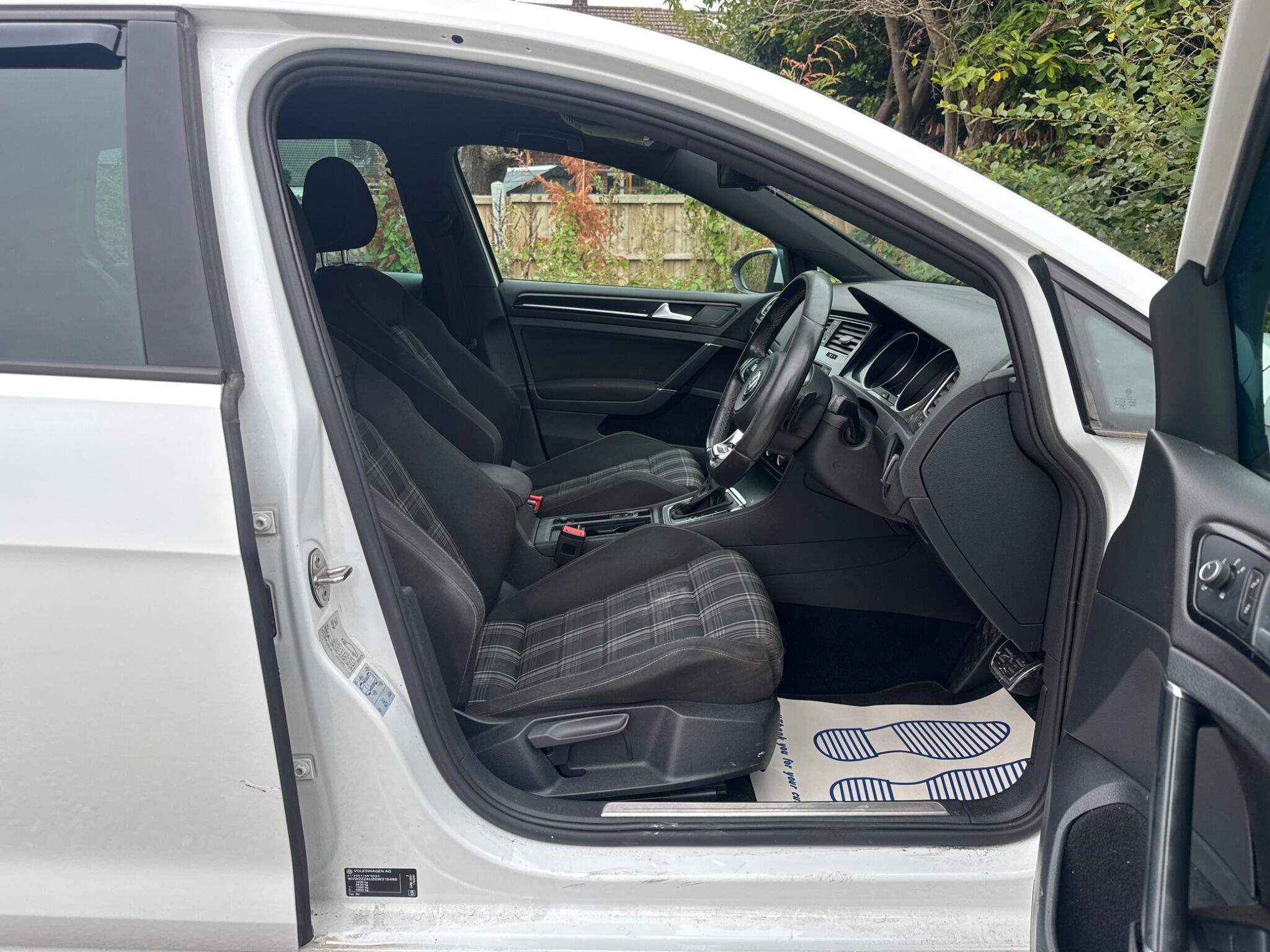 Volkswagen Golf view 17