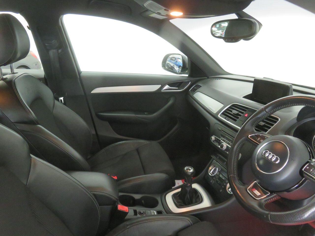 Audi Q3 view 30