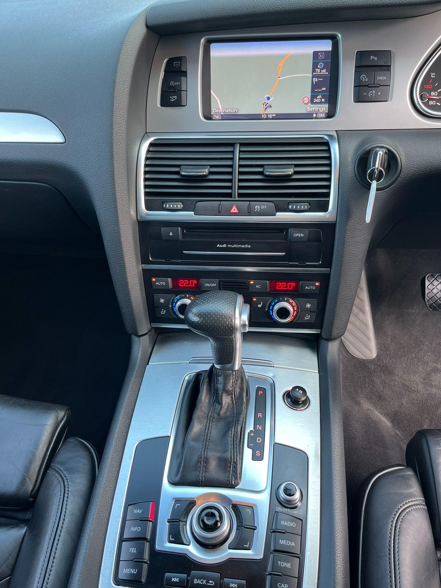 Audi Q7 view 12