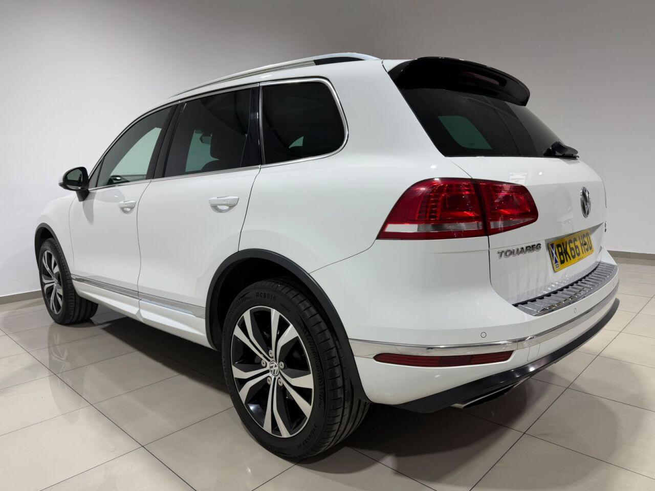 Volkswagen Touareg view 8