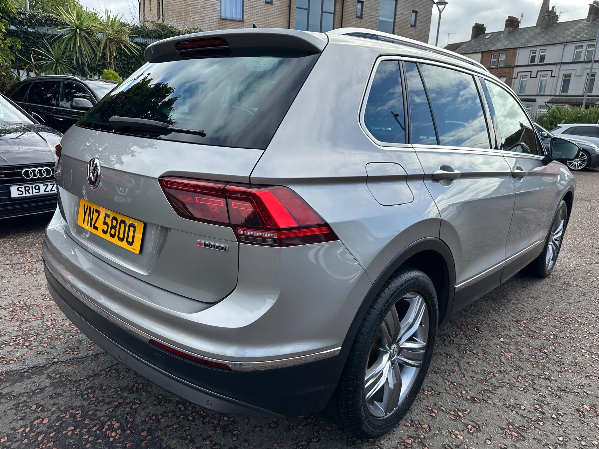 Volkswagen Tiguan view 5