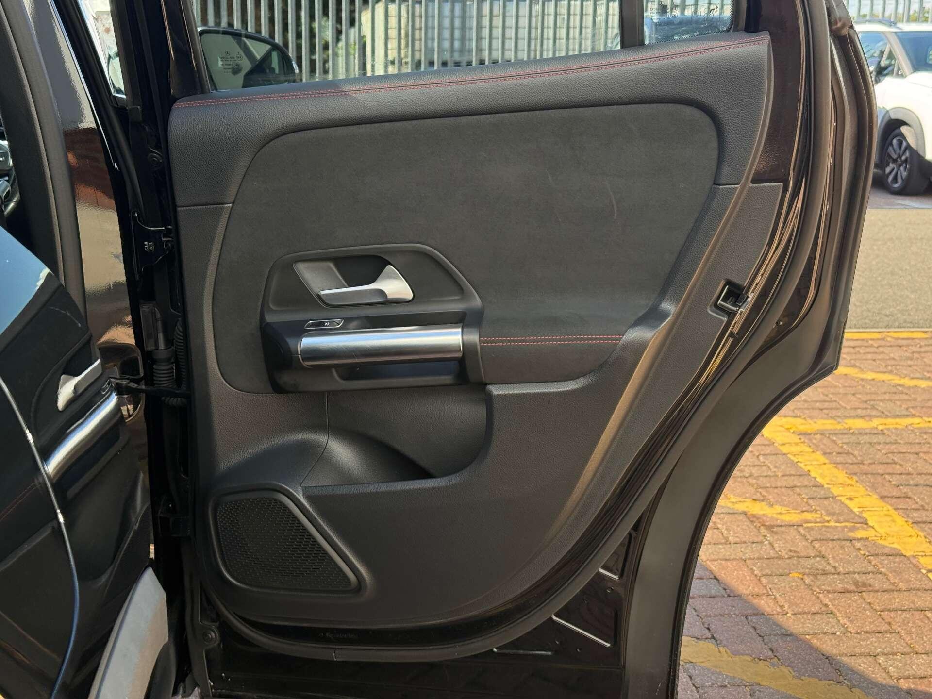 Mercedes-Benz EQA view 28