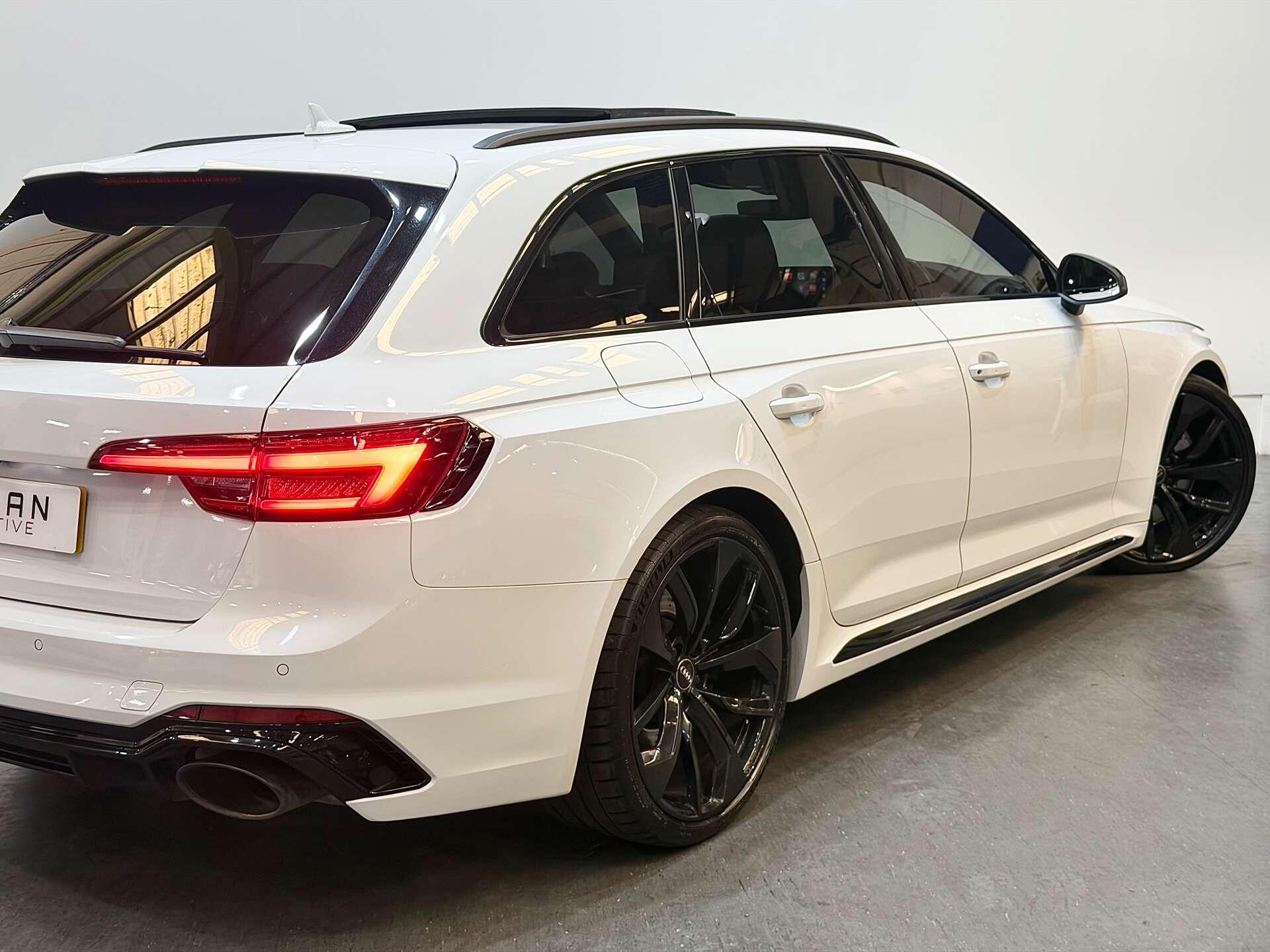 Audi RS4 view 24
