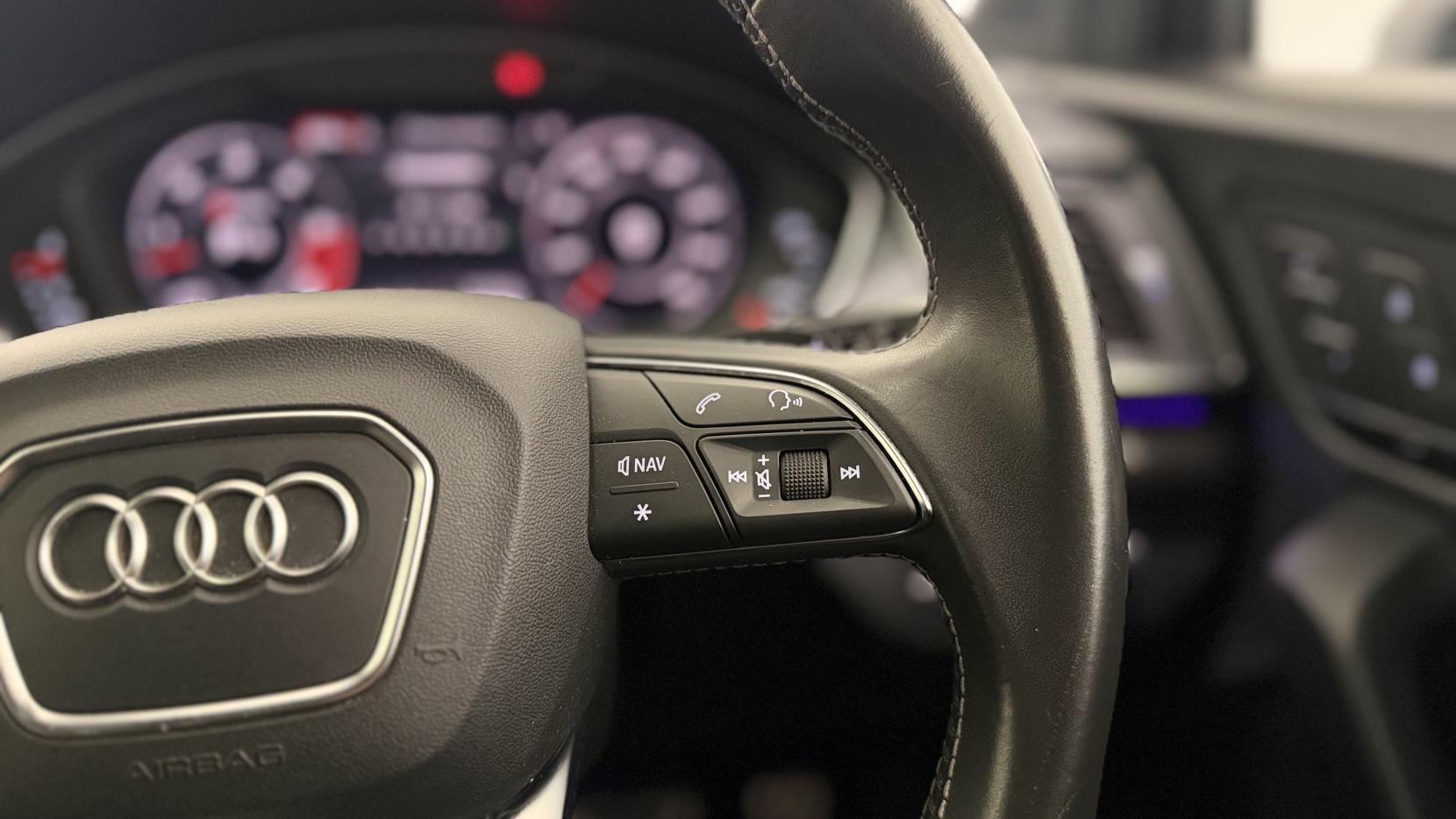 Audi SQ5 view 16
