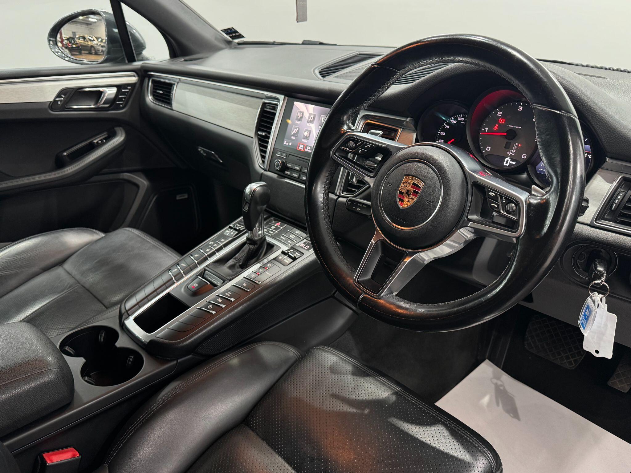 Porsche Macan view 22