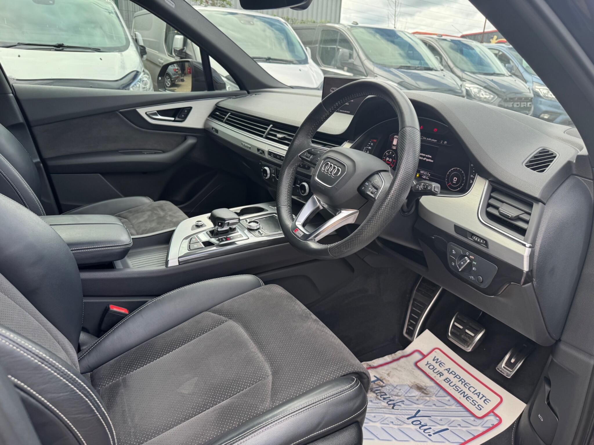 Audi Q7 view 14