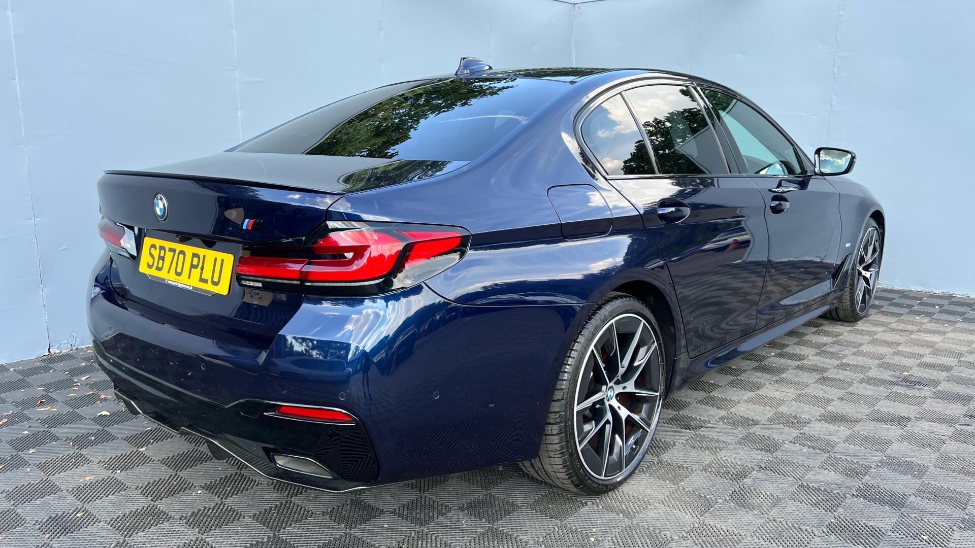 BMW 5 Series view 27