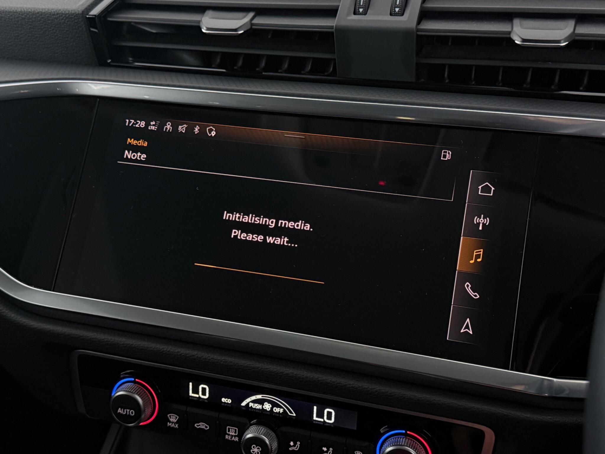 Audi Q3 view 21