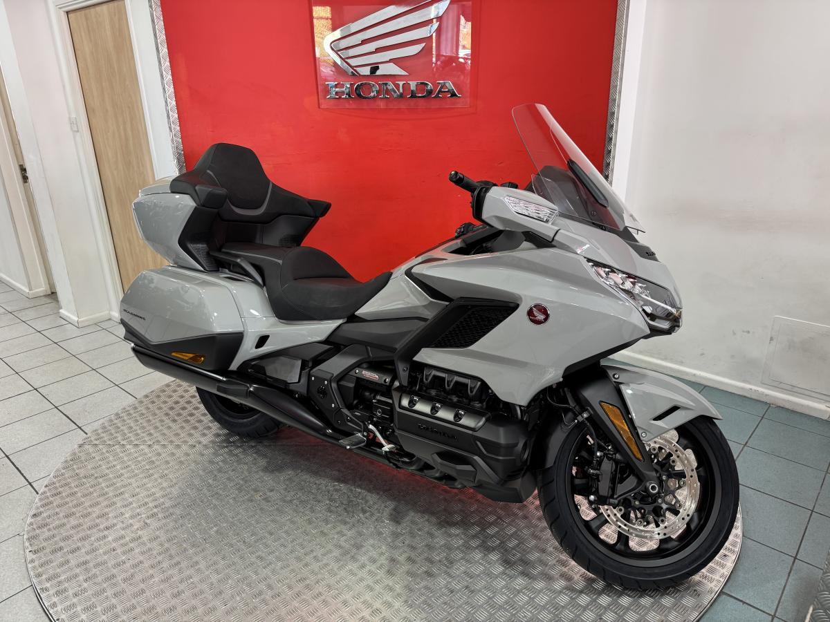 Honda GL1800 Gold Wing view 3
