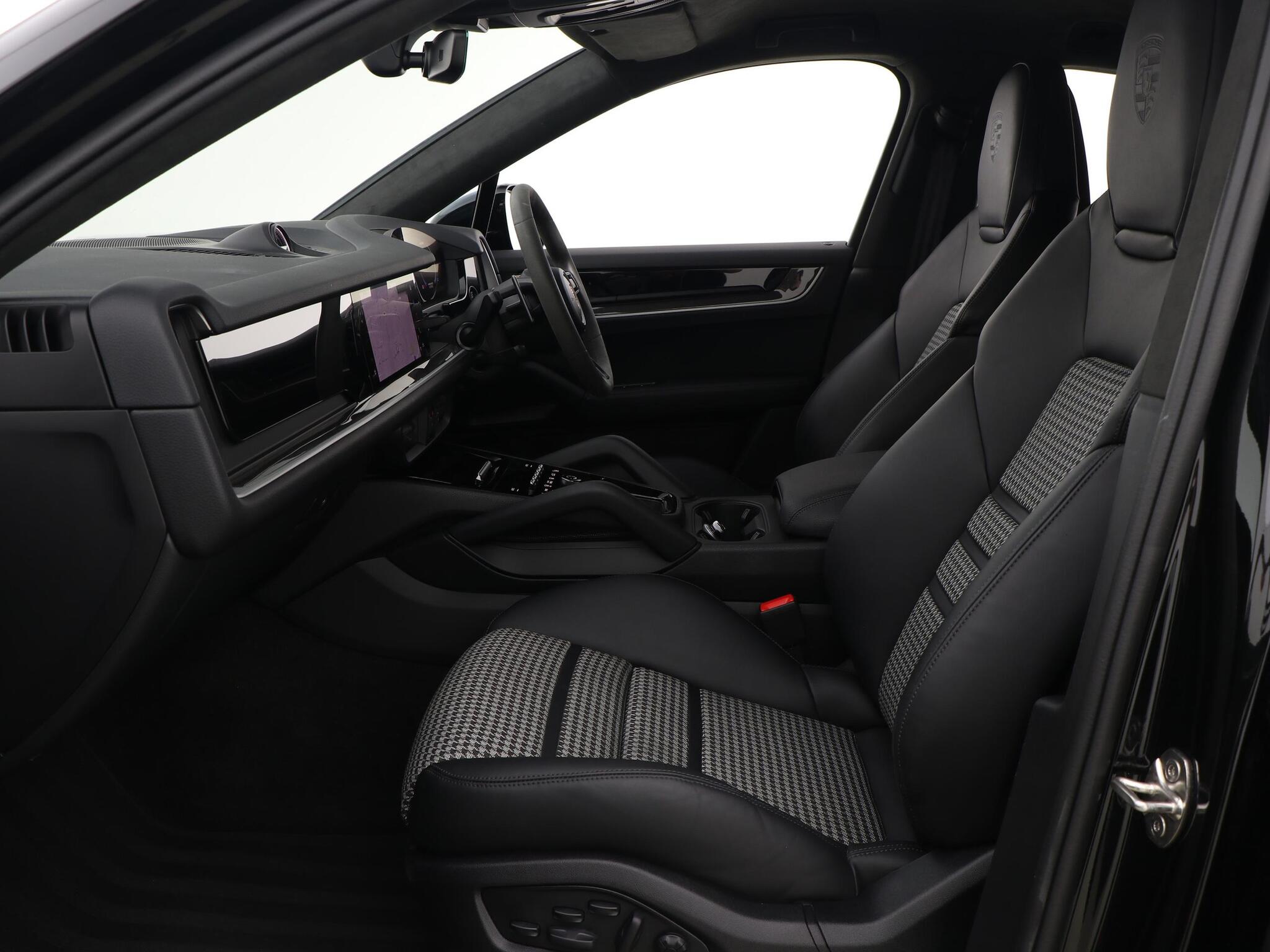 Porsche Cayenne view 31