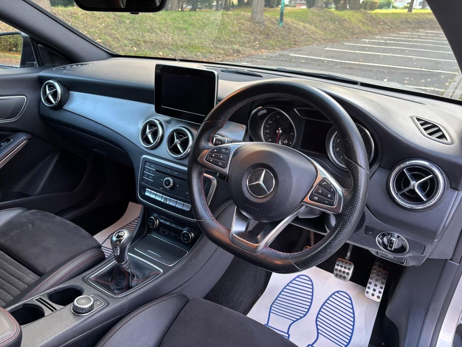 Mercedes-Benz Cla view 10