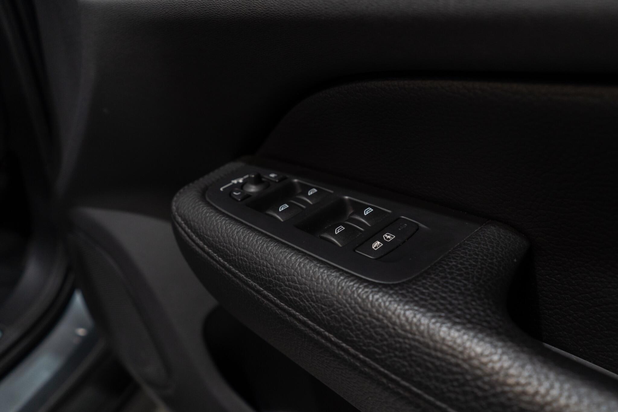 Volvo V60 Cross Country view 32