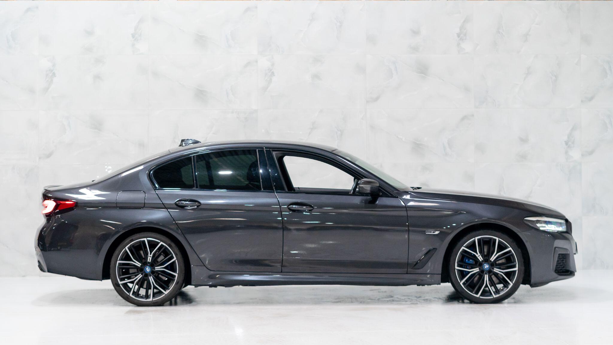BMW 5 Series view 8
