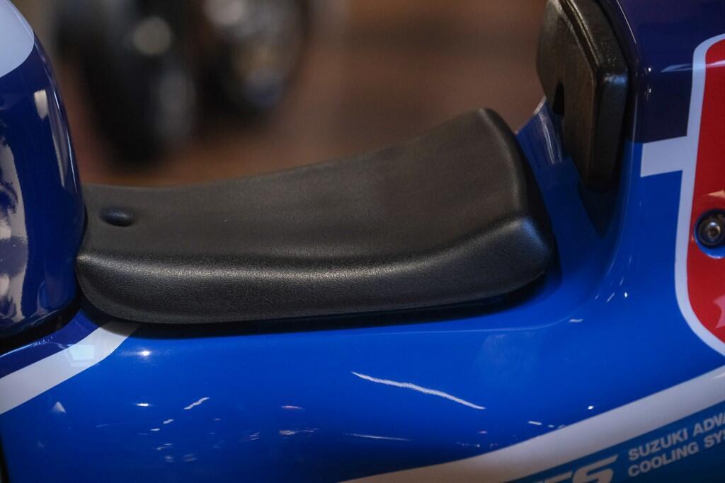 Suzuki GSX-R750 view 22