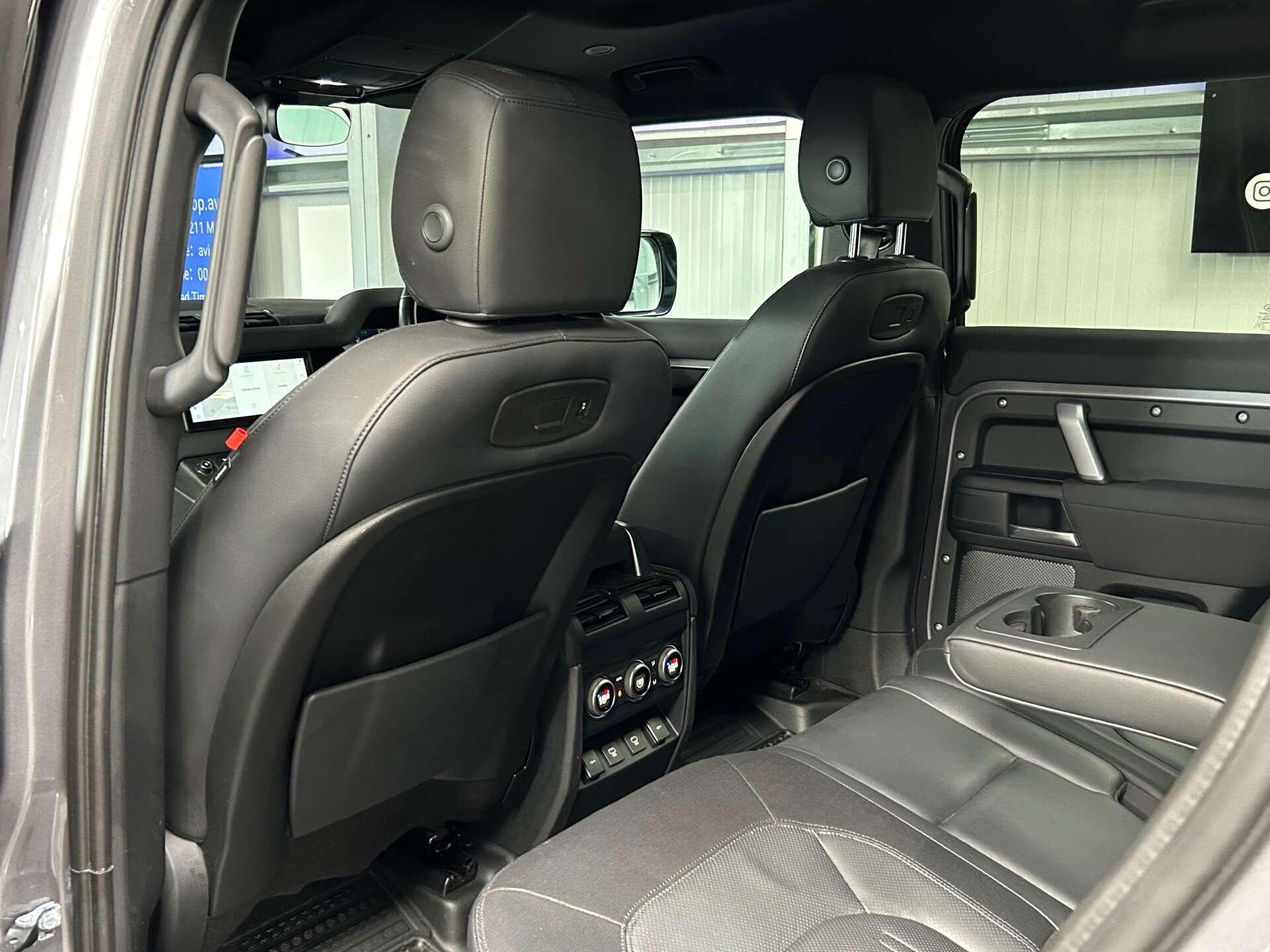 Land Rover Defender 110 view 21