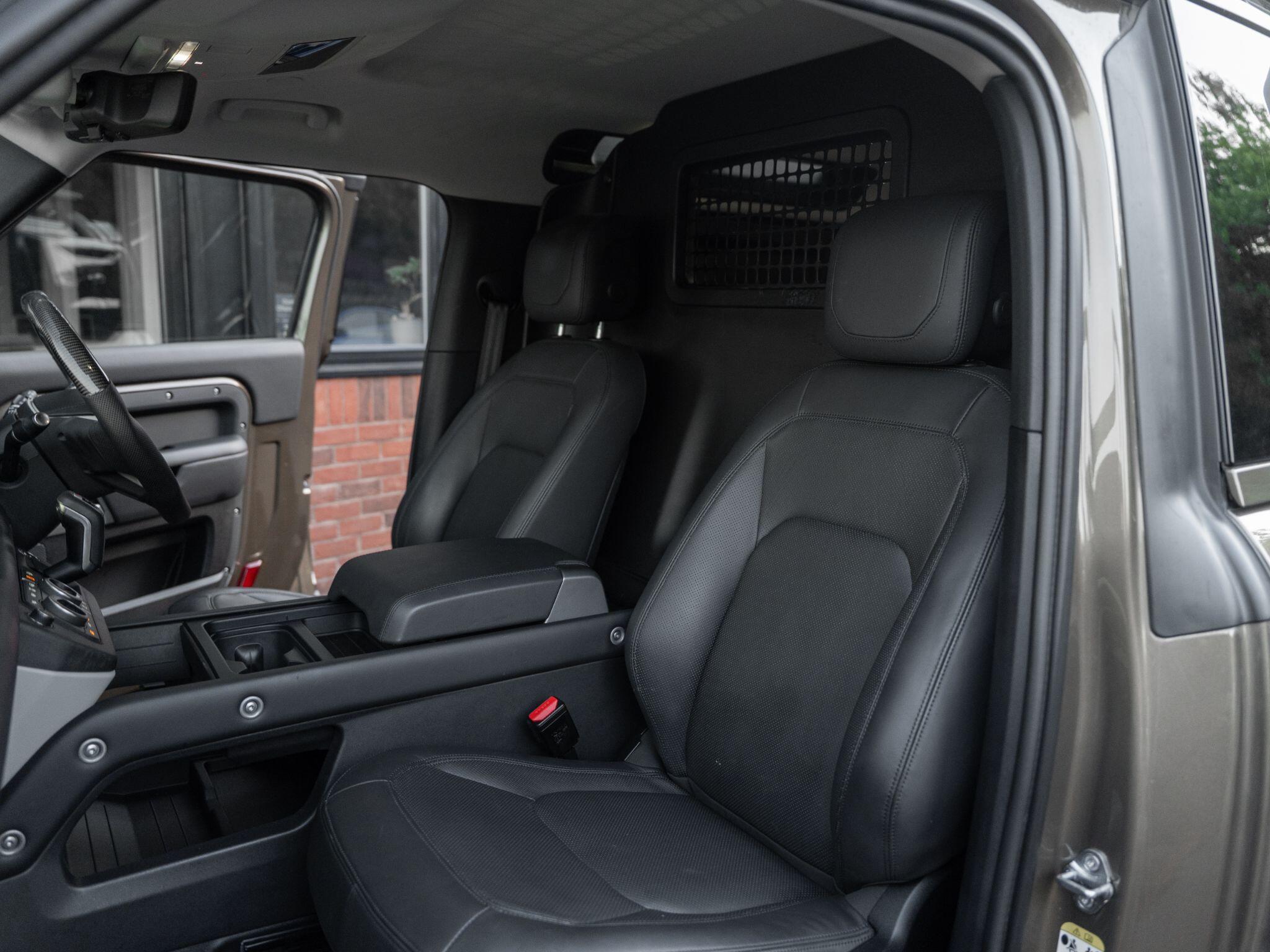Land Rover Defender 90 view 45