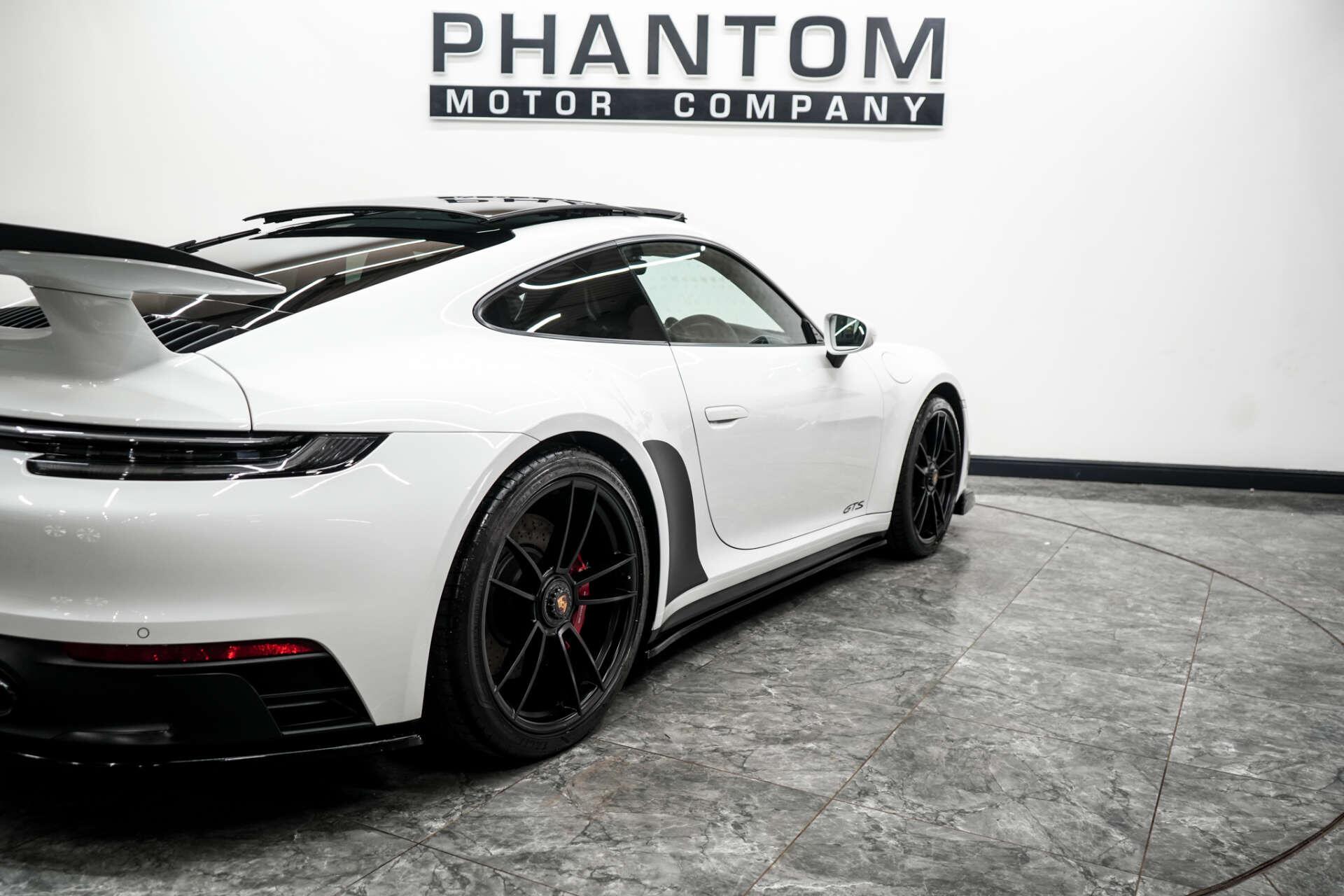 Porsche 911 view 6