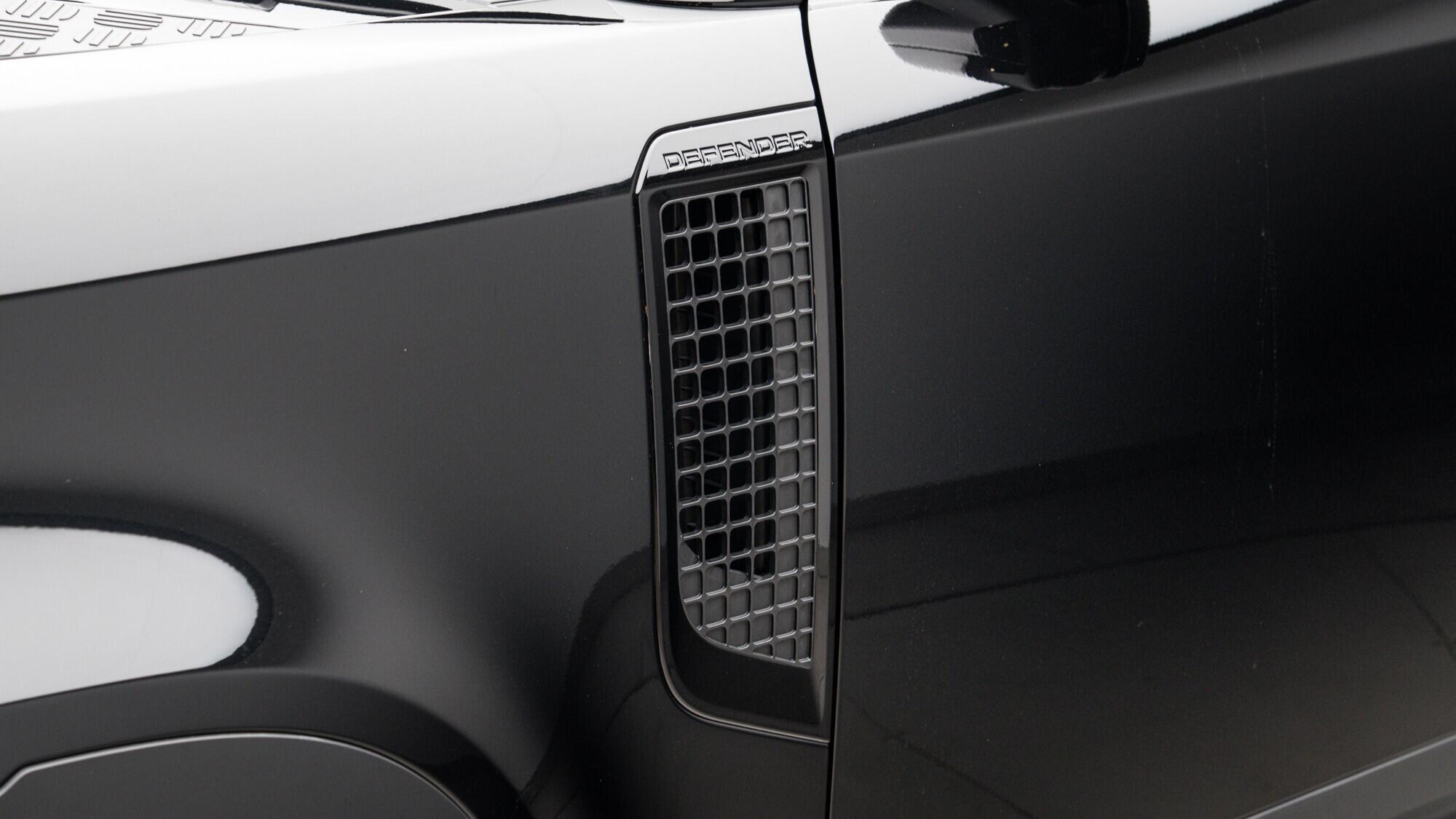 Land Rover Defender 90 view 31