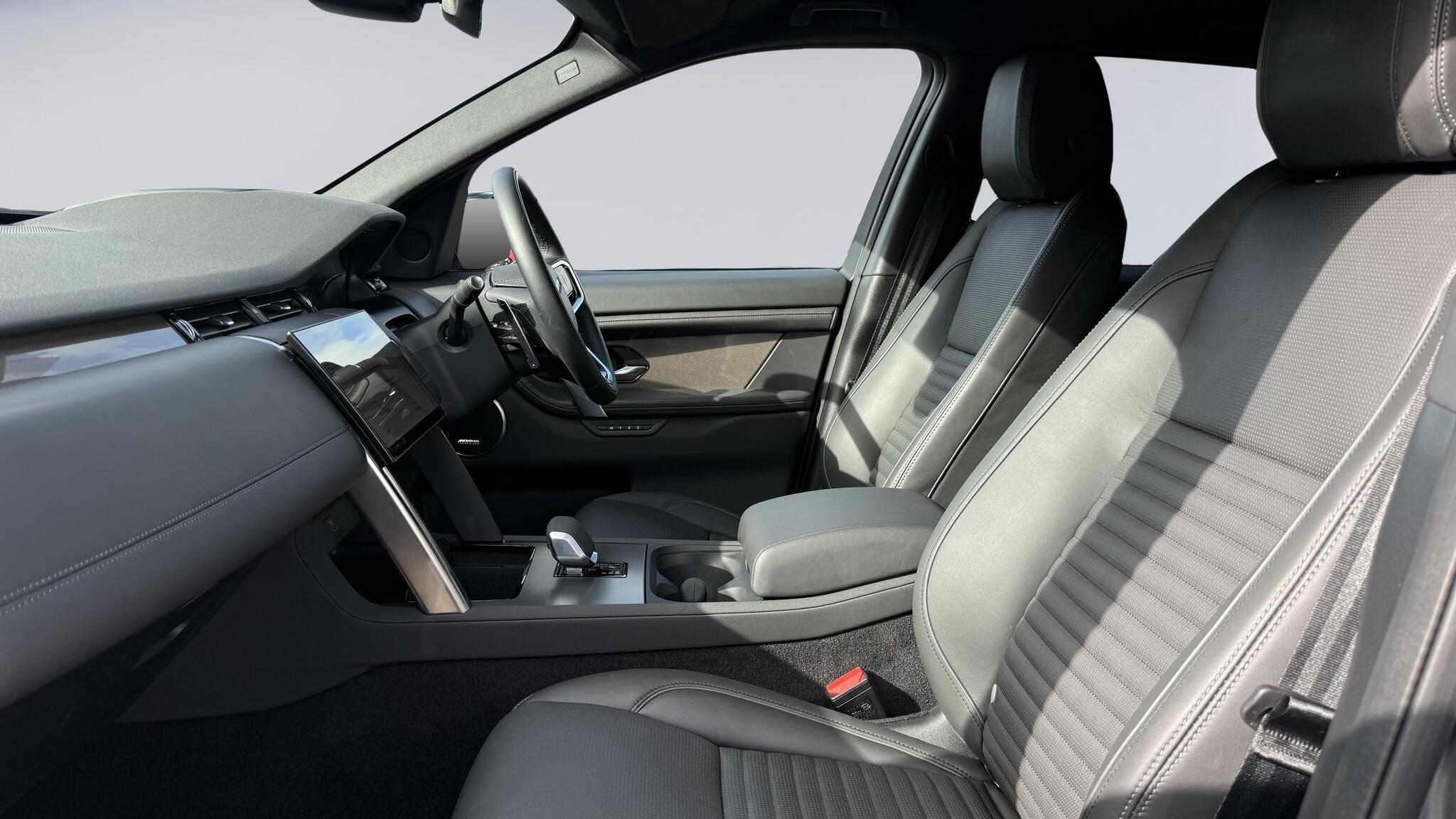 Land Rover Discovery Sport view 3