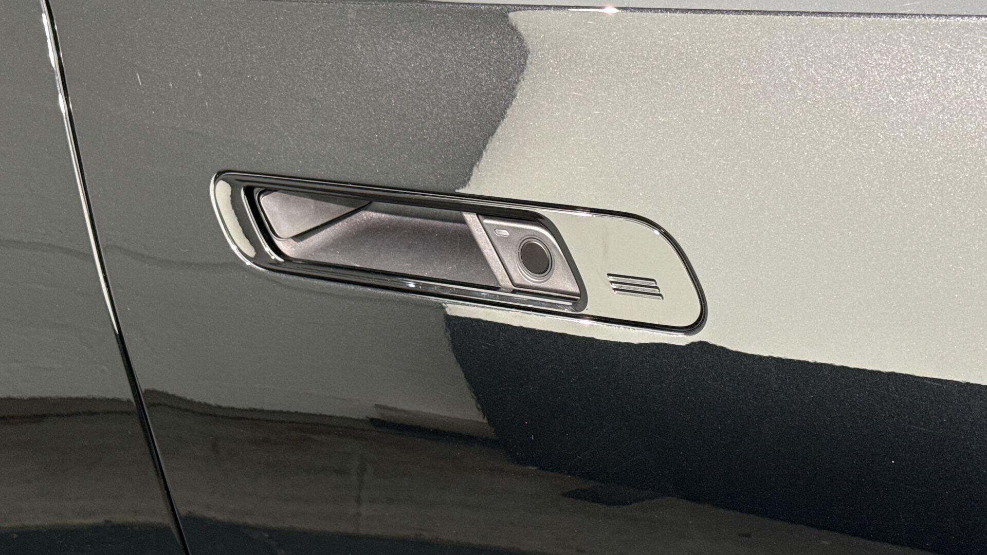BMW 7 Series view 26