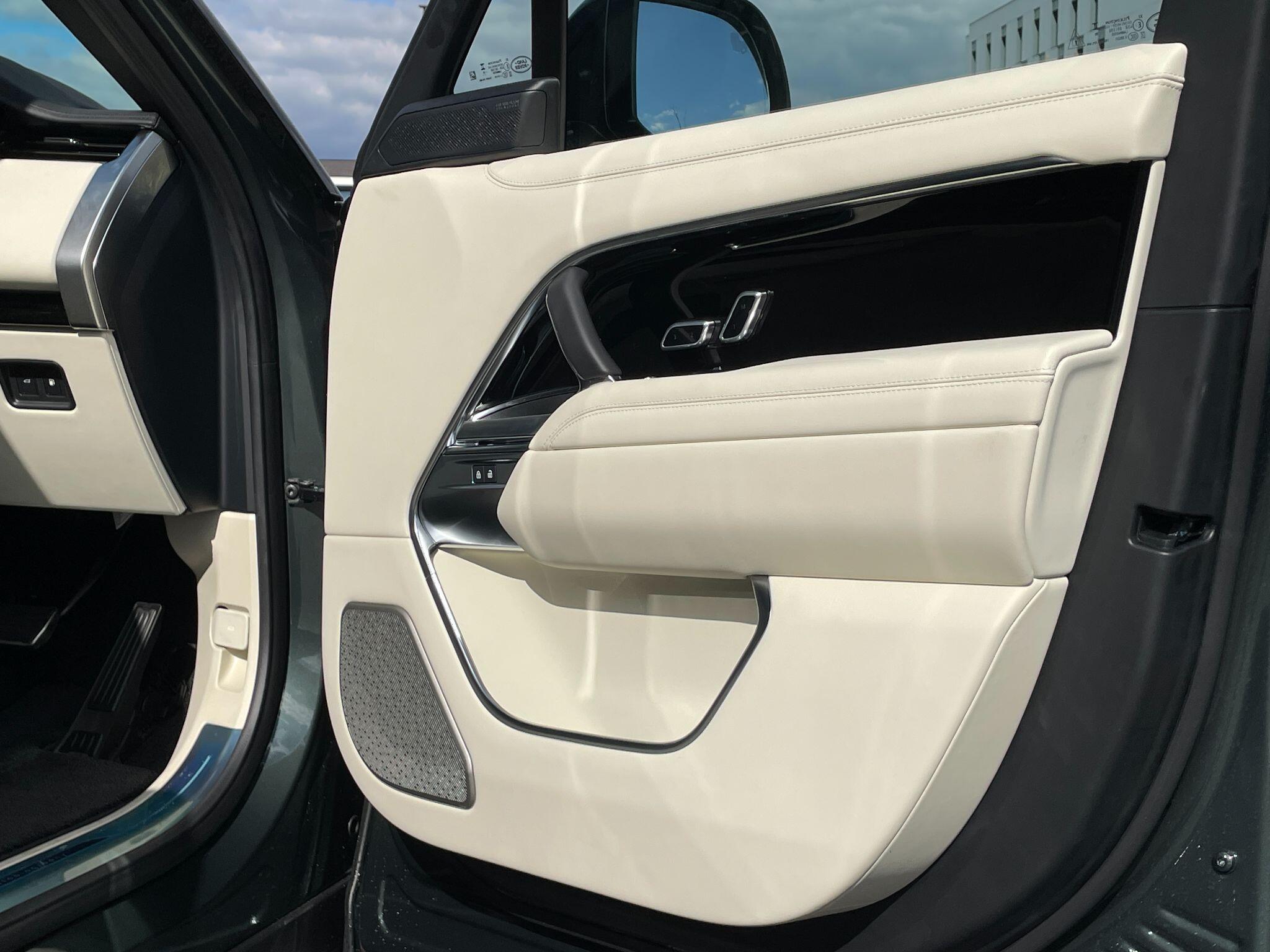 Land Rover Range Rover view 23