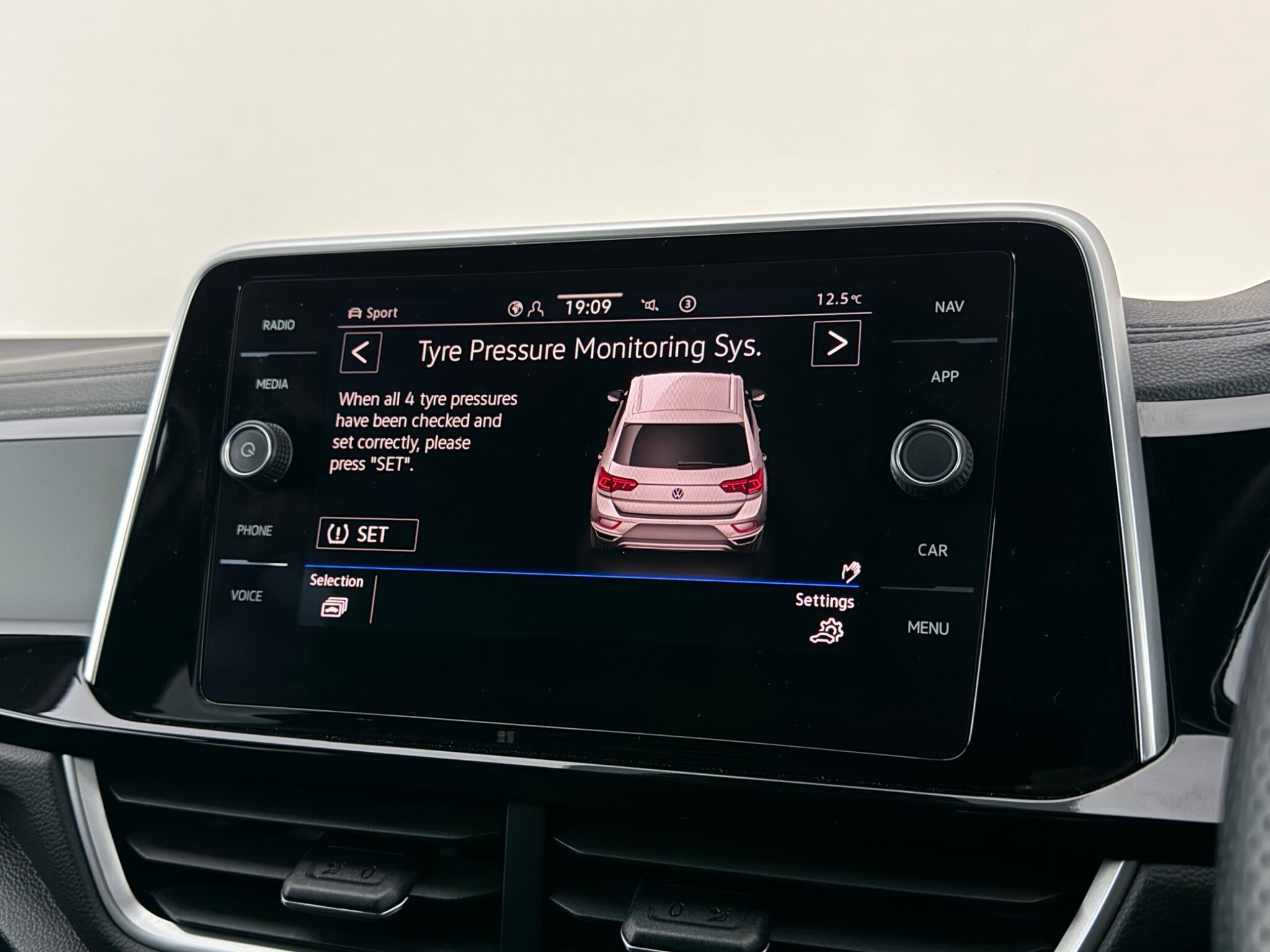 Volkswagen T-Roc view 23
