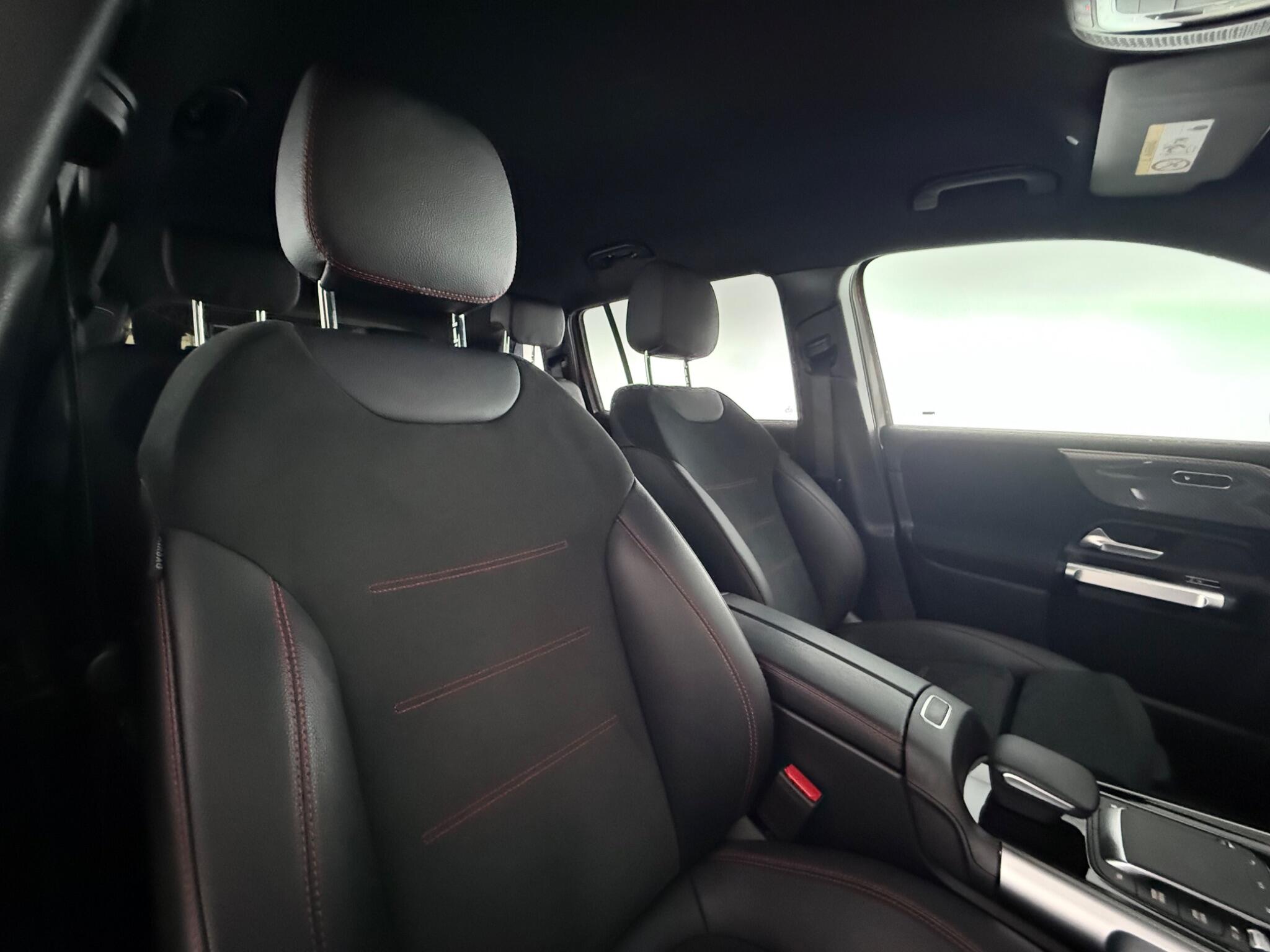 Mercedes-Benz GLB view 32