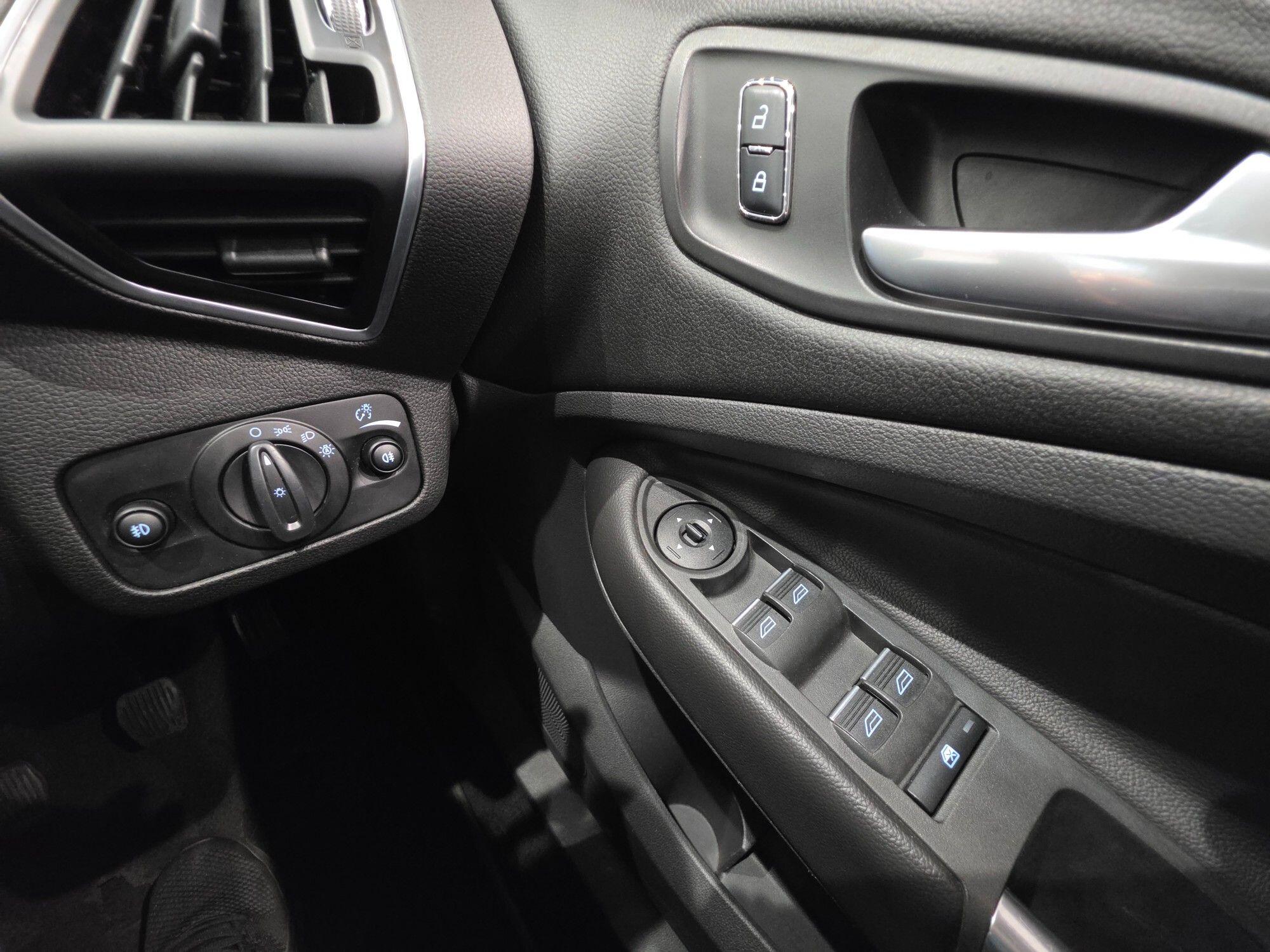 Ford Kuga view 45