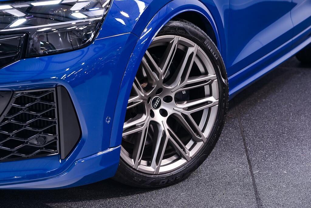 Audi RS Q8 view 6