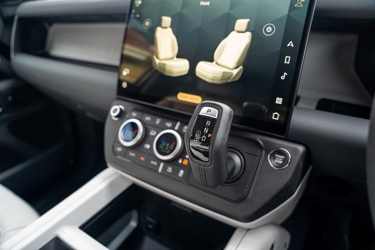 Land Rover Defender view 85