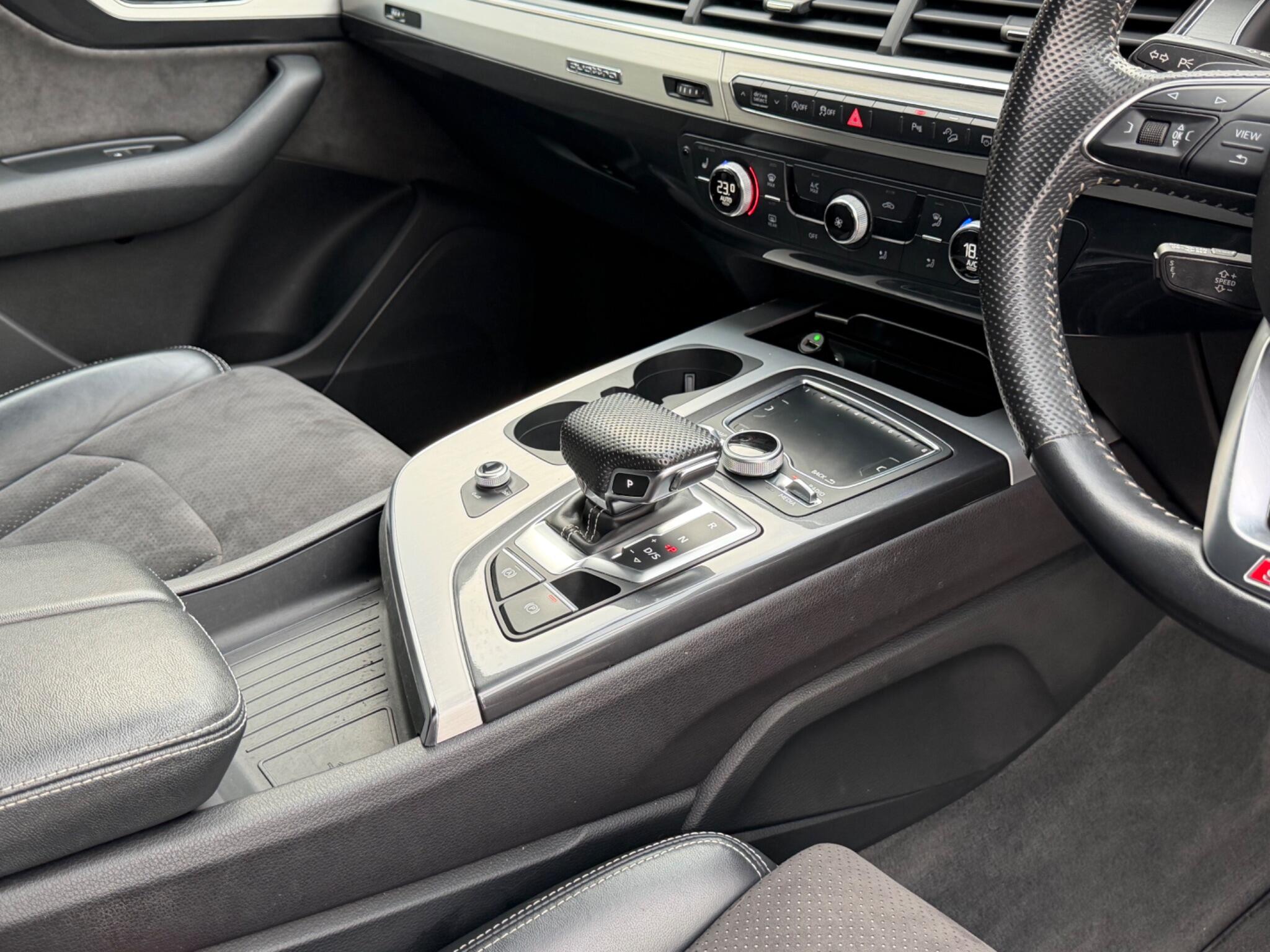 Audi Q7 view 8