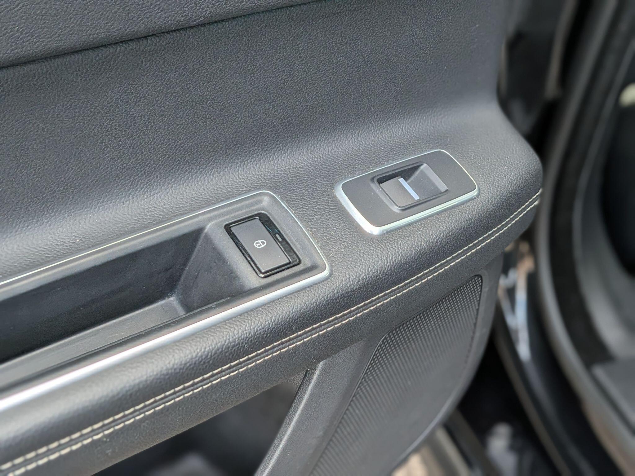 Jaguar XF view 40