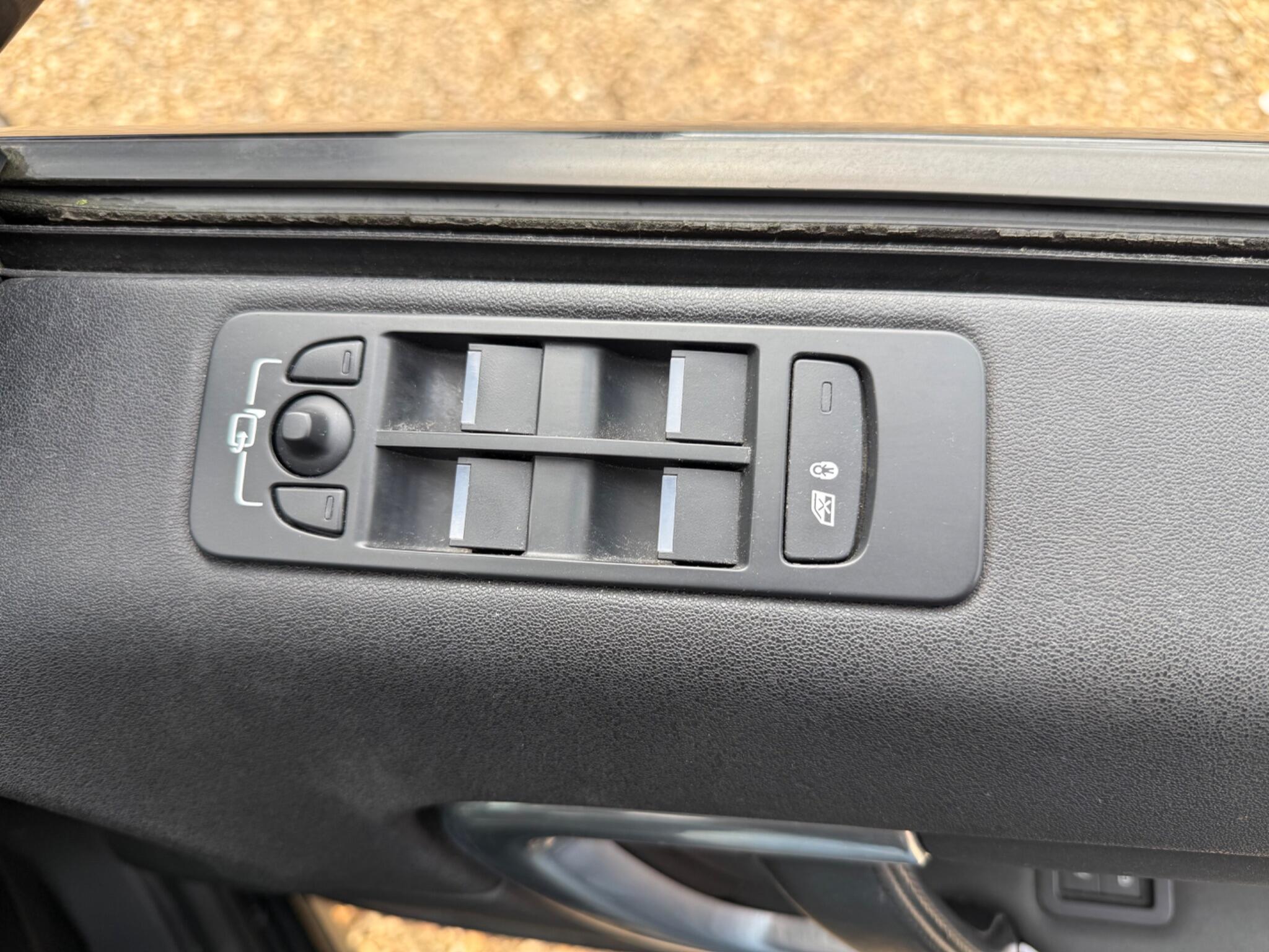 Land Rover Discovery Sport view 26