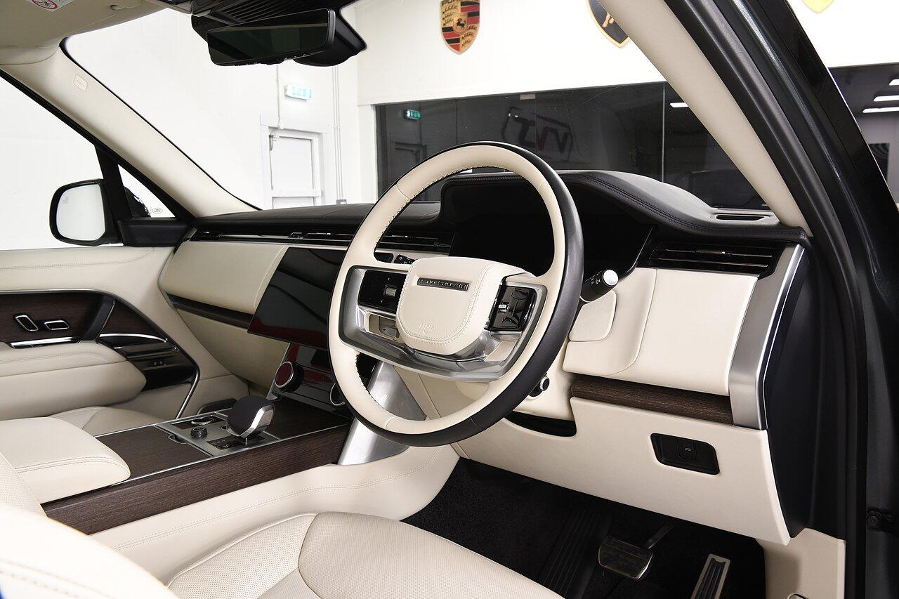 Land Rover Range Rover view 4