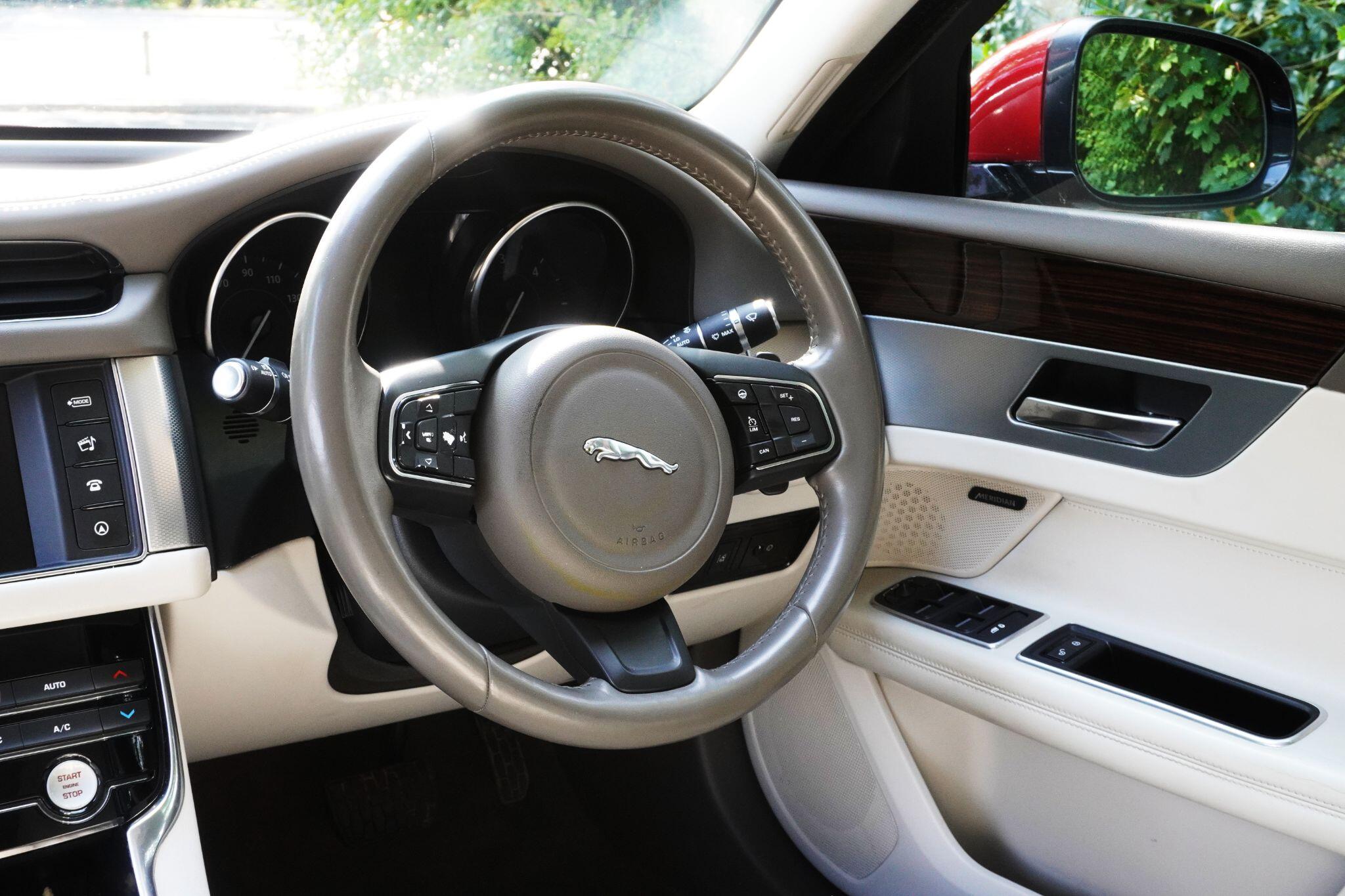 Jaguar XF view 24