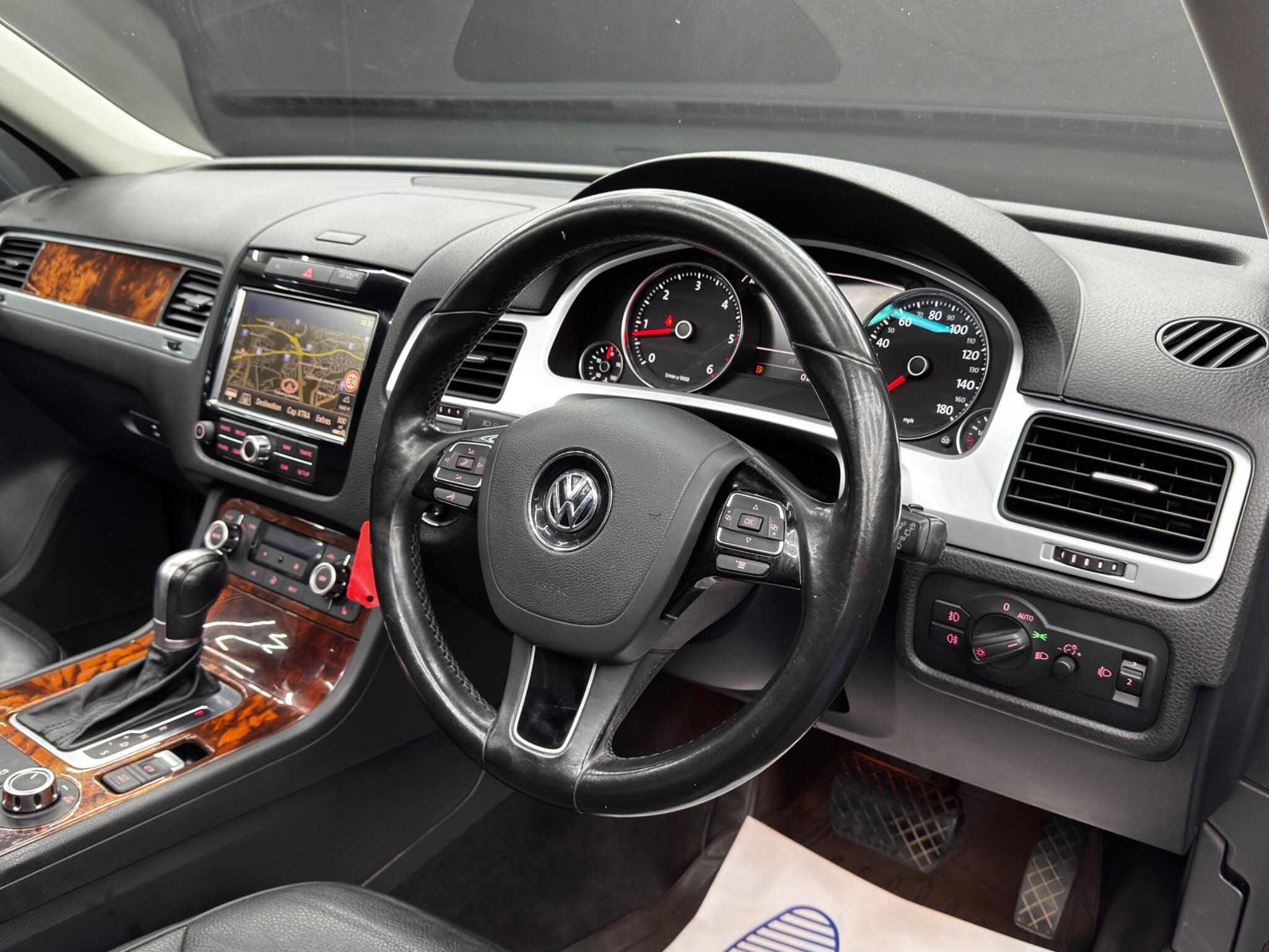 Volkswagen Touareg view 9