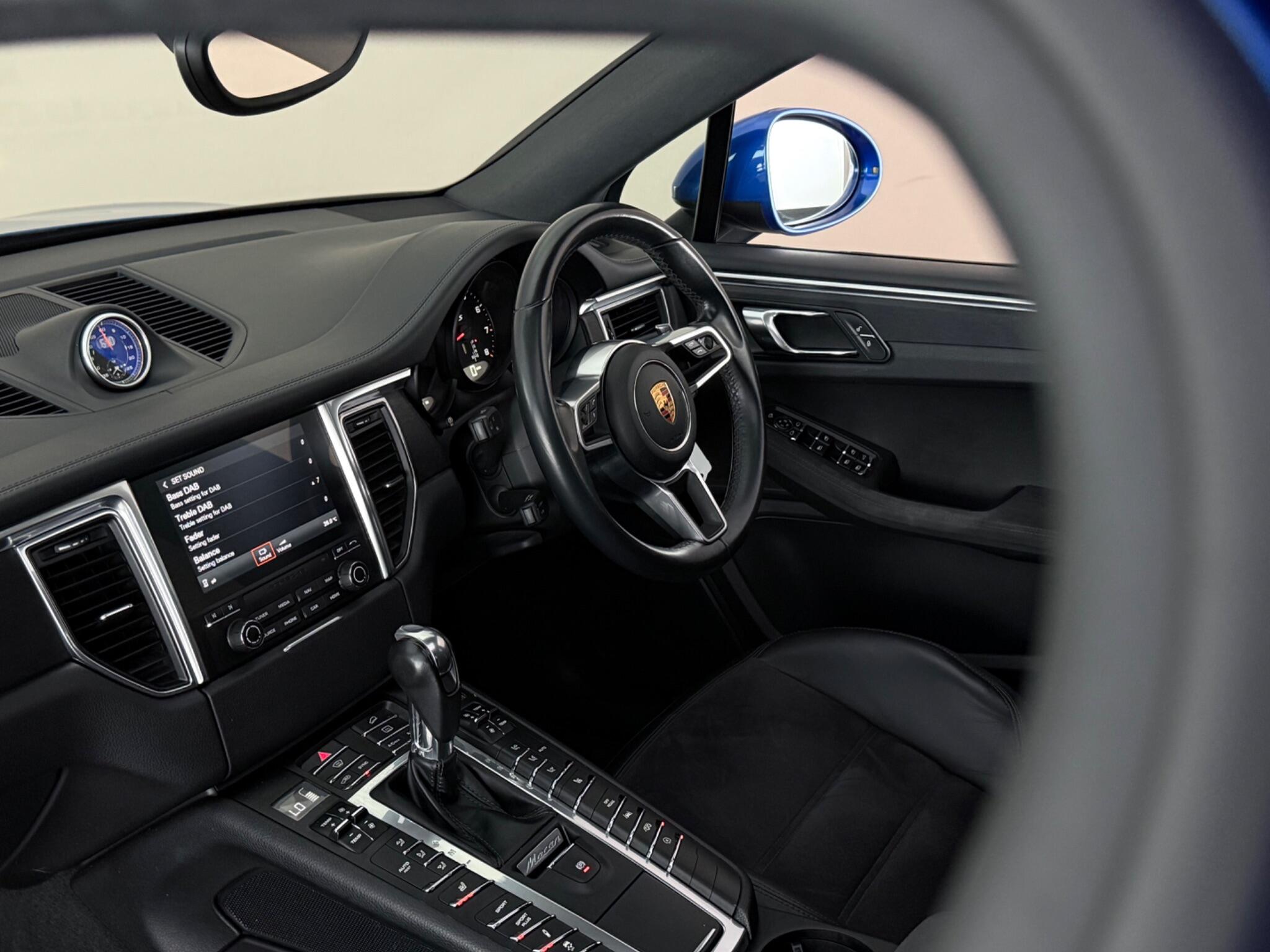 Porsche Macan view 22