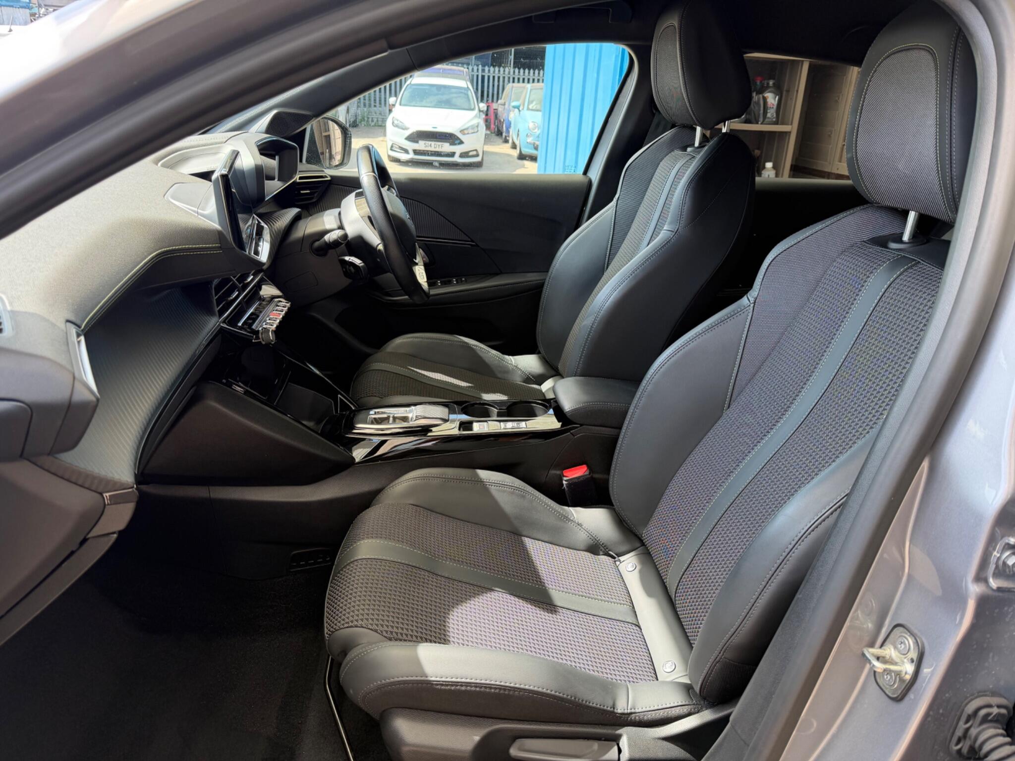 Peugeot E-208 view 18